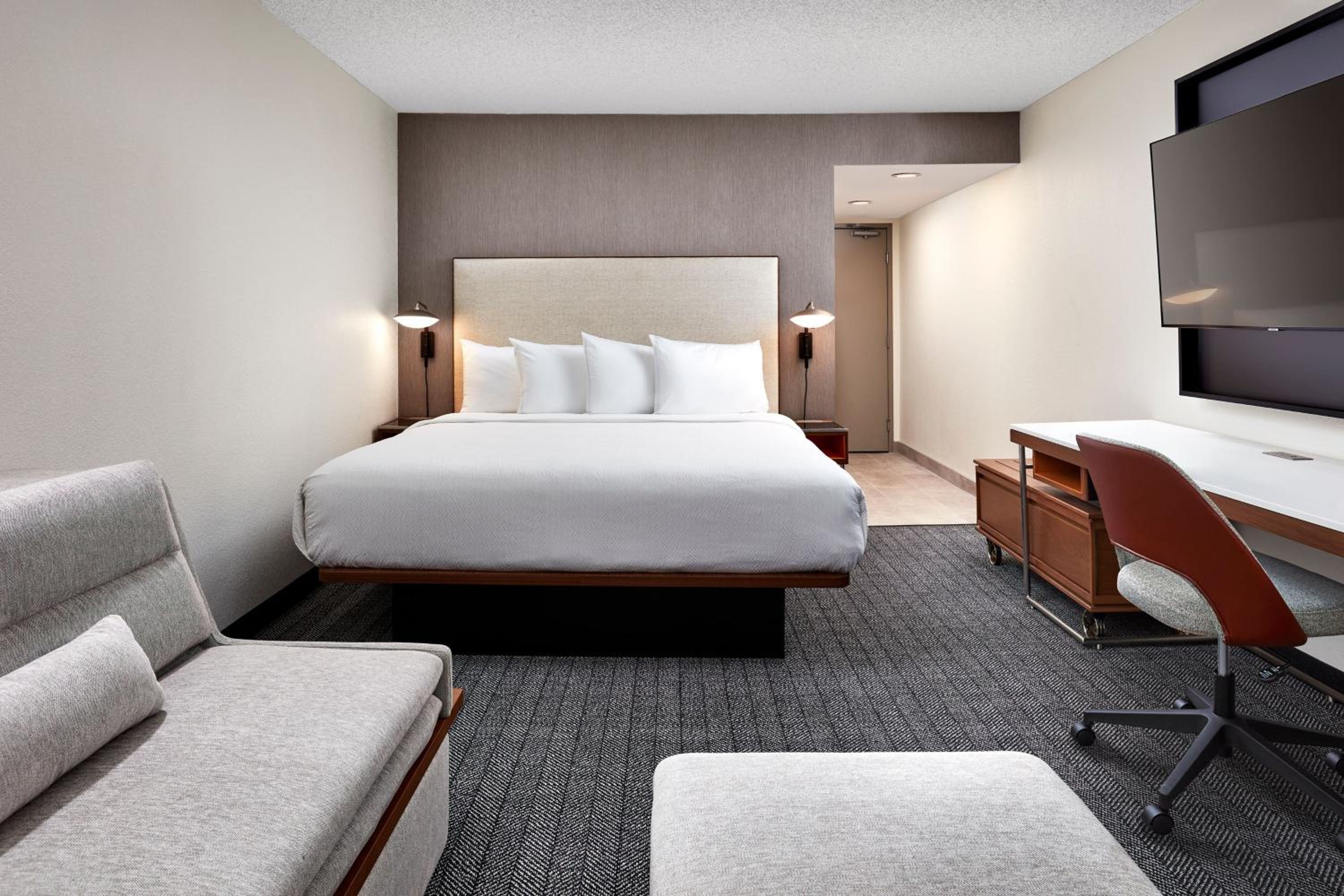 King Room with Sofa Bed - Photo 7
