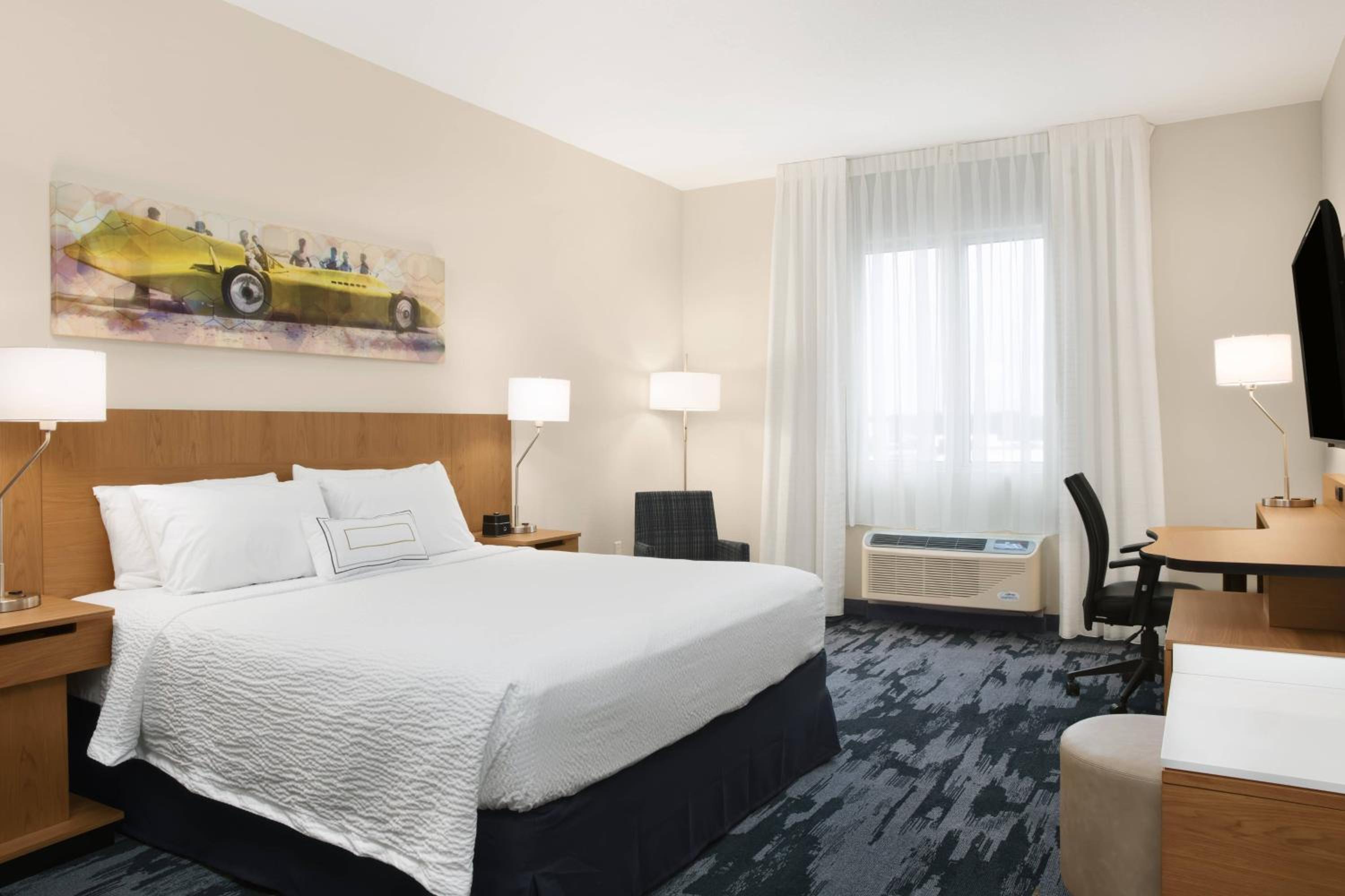 Guest room, 1 King (Mobility and Hearing Accessible w/Roll-in Shower)
