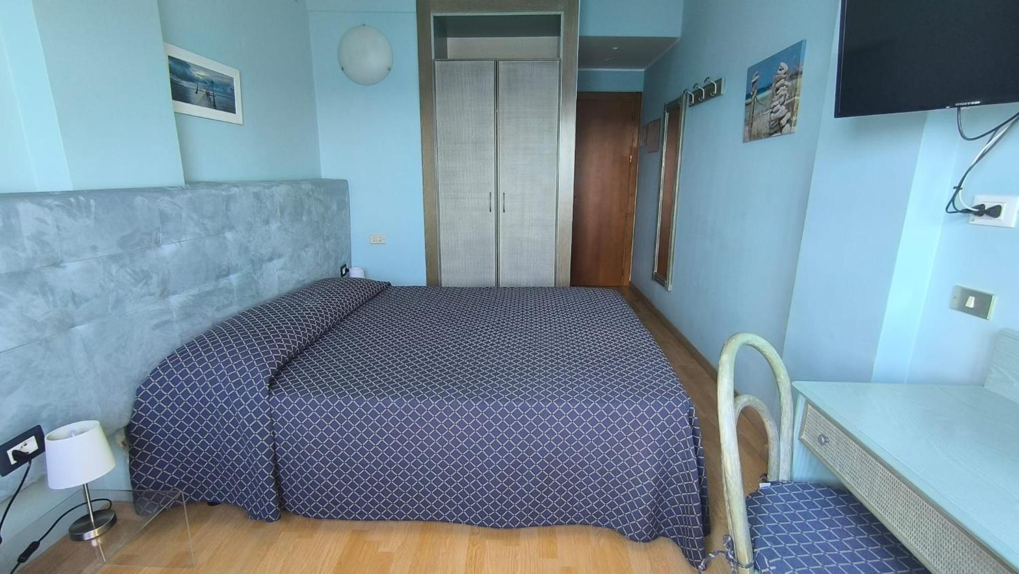 Classic Double Room with Sea View - Photo 3