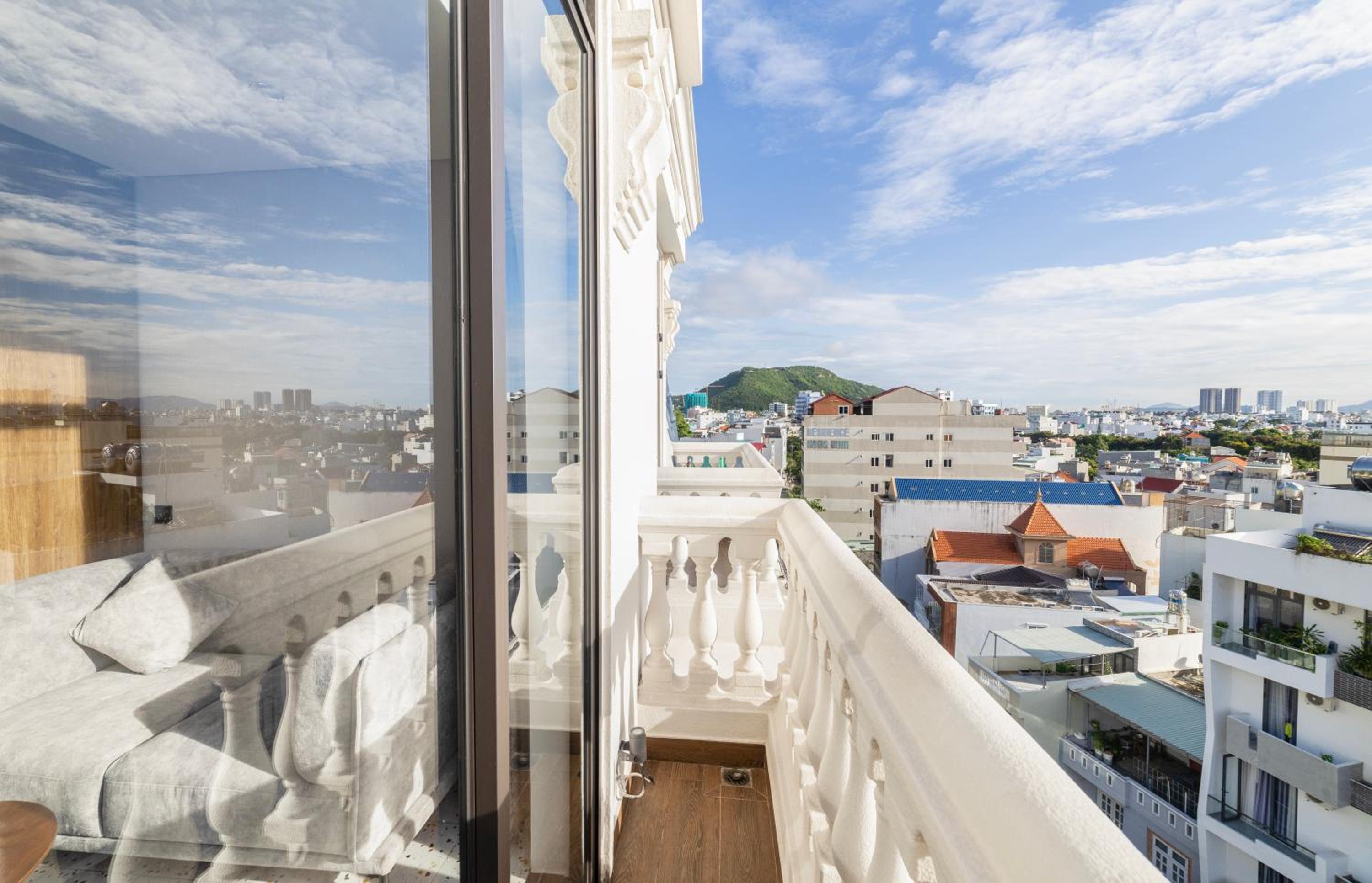 Studio with Balcony - Photo 4
