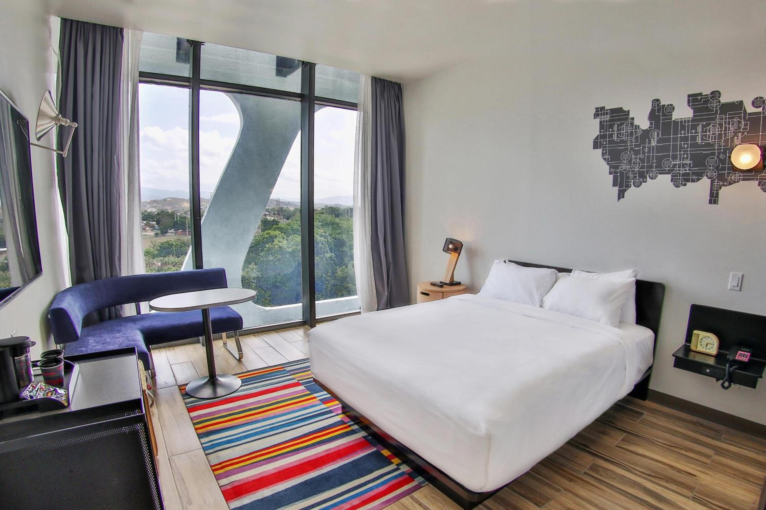 Aloft King Room - Photo 4