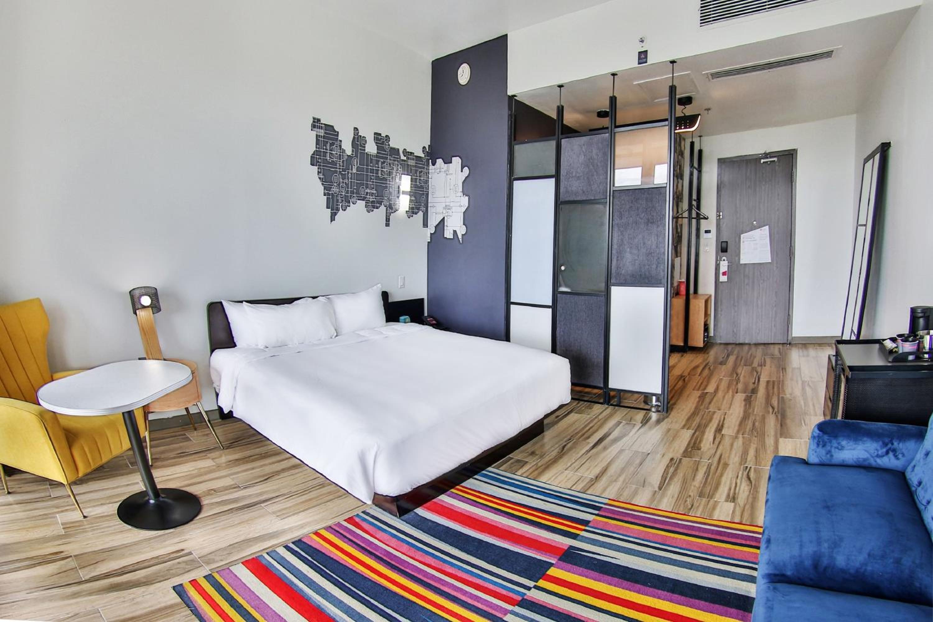 King Room with Balcony - Photo 4