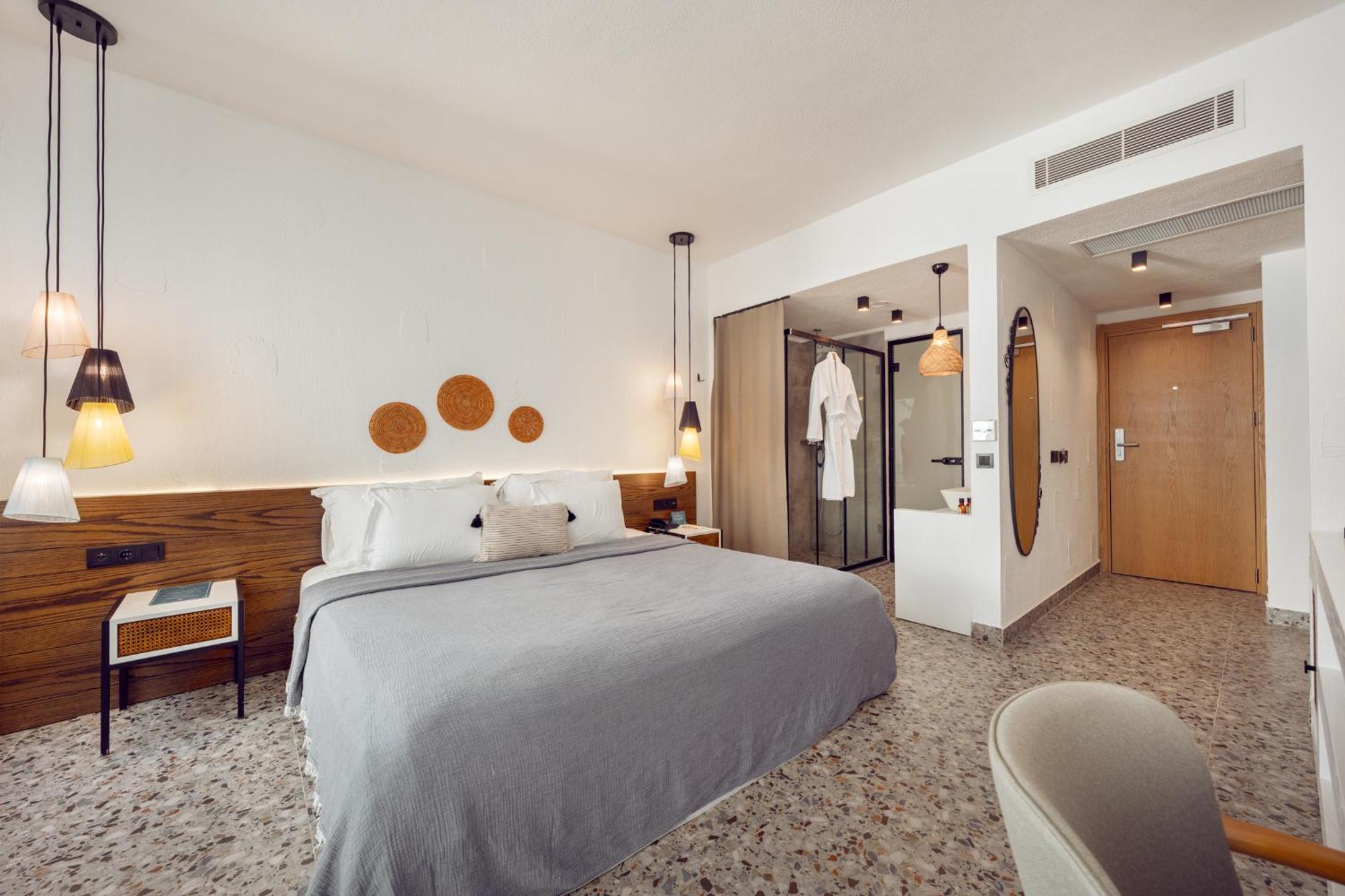 Deluxe Room - Photo 1