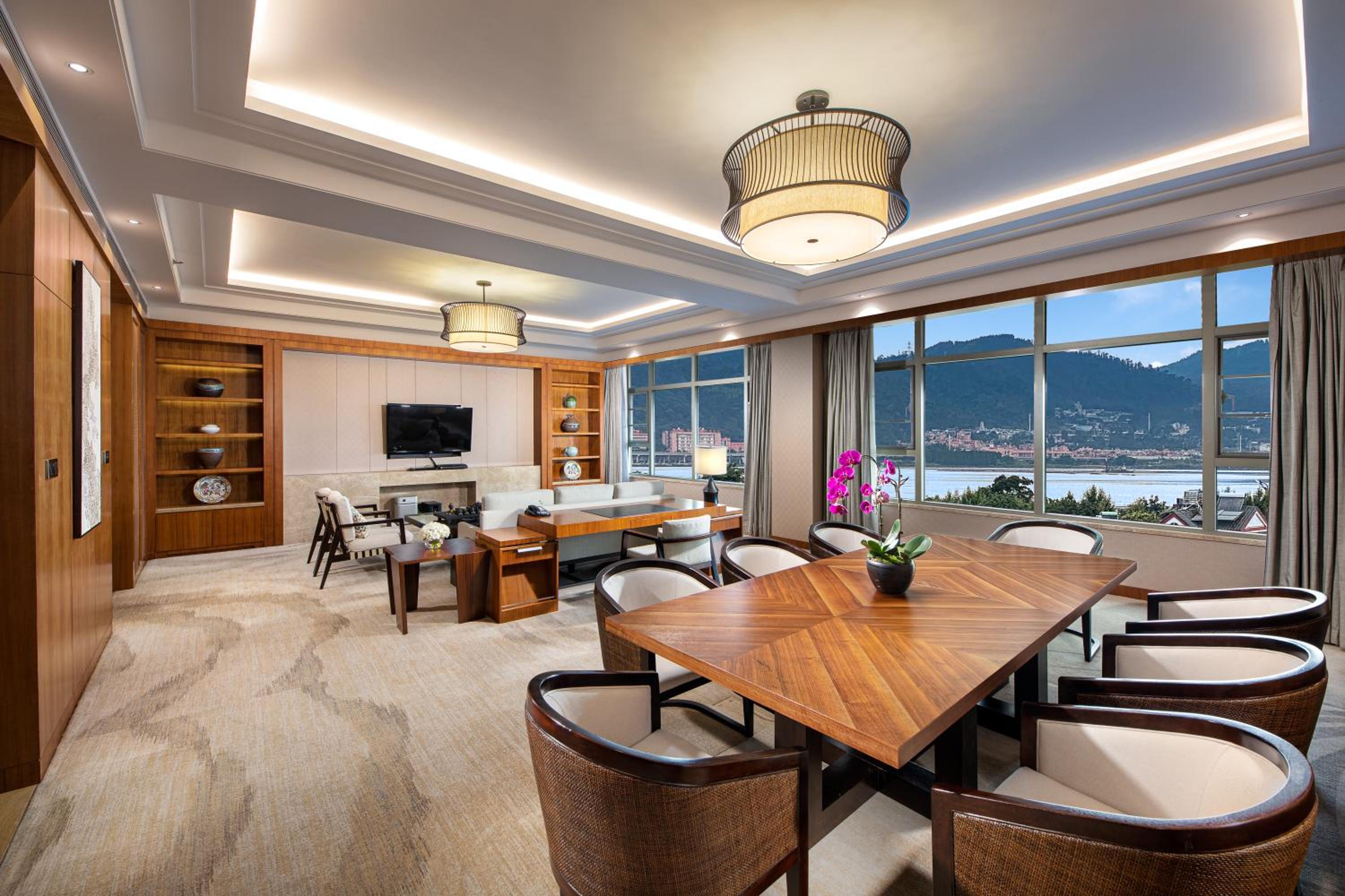One-Bedroom King Suite with Lake View