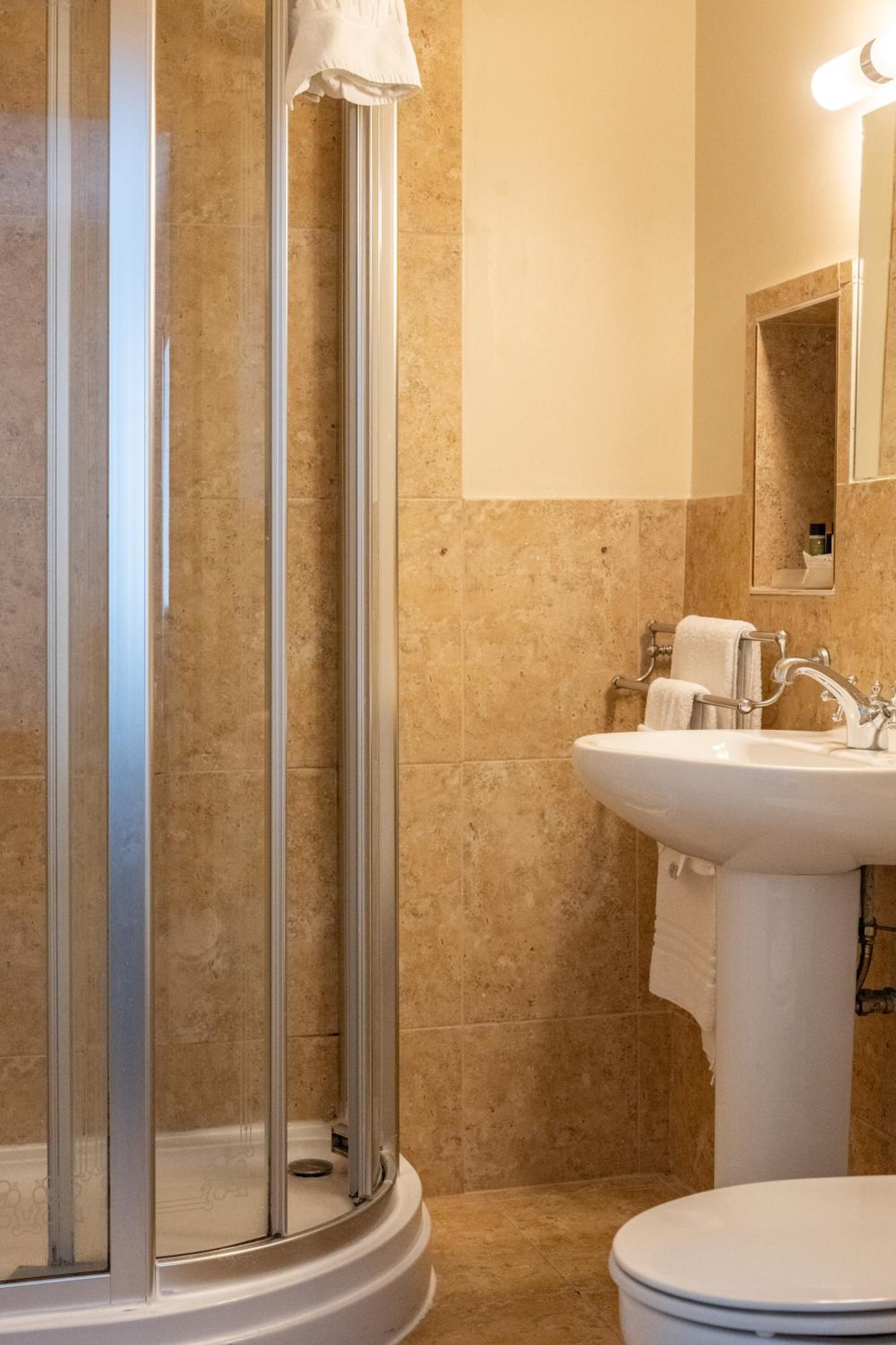 Standard Twin Room - Photo 4