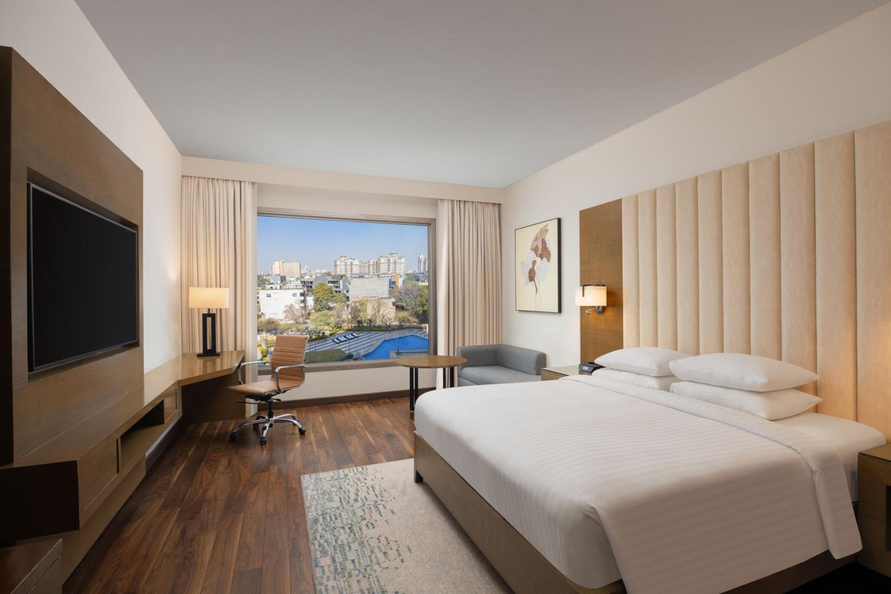 King Guest Room High Floor with lounge access - Photo 3