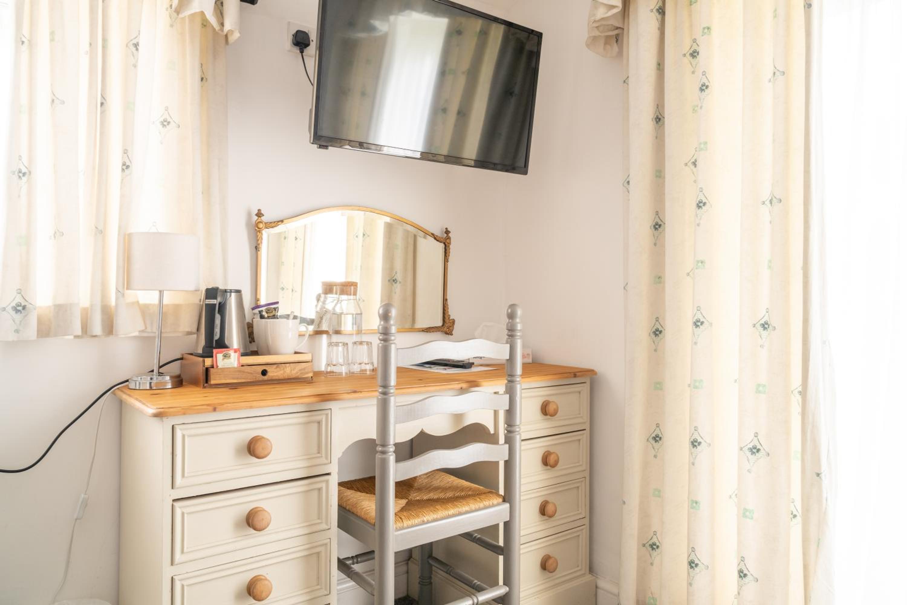 Twin Room - Disability Access - Photo 5