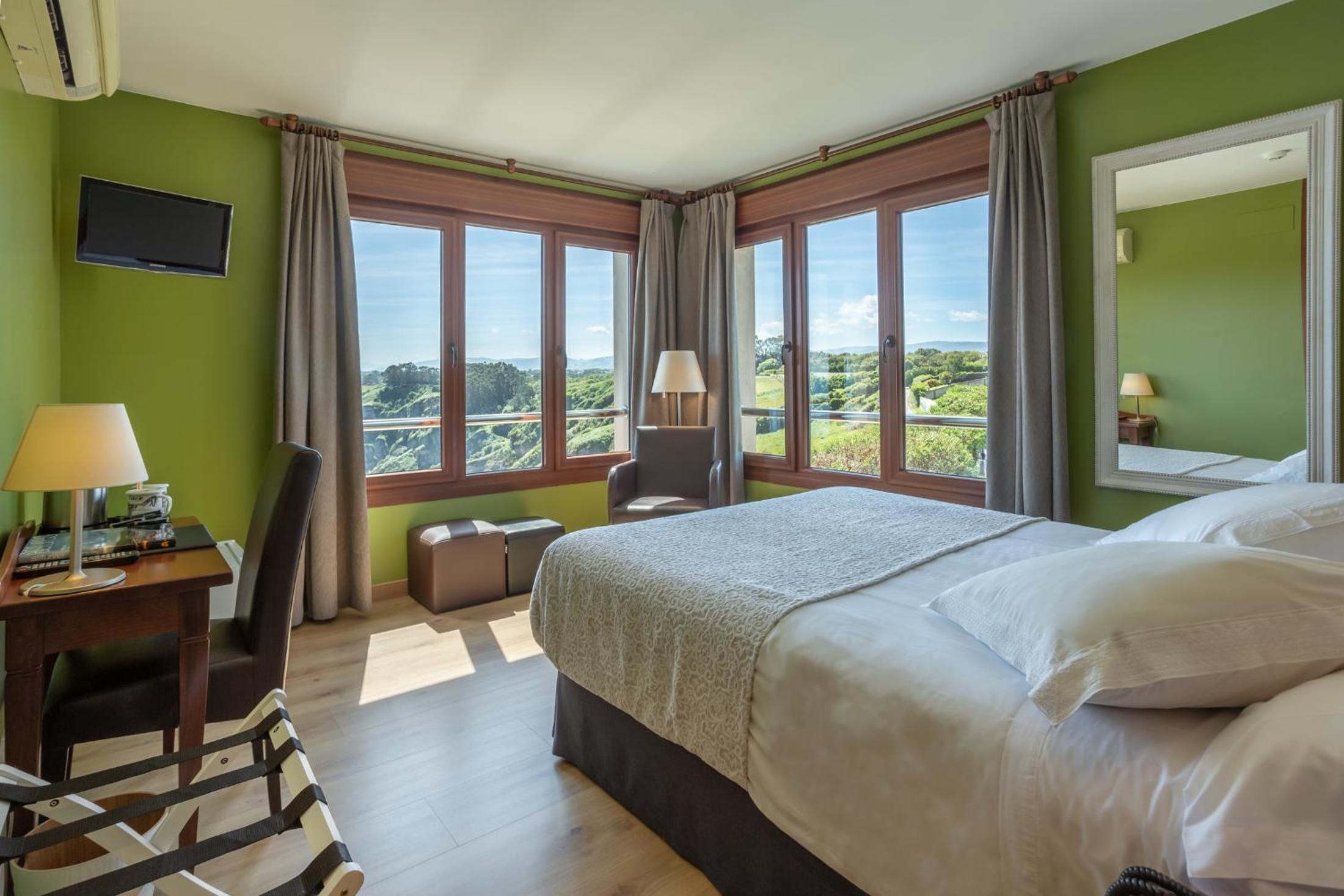 Double or Twin Room with Sea View photo 2