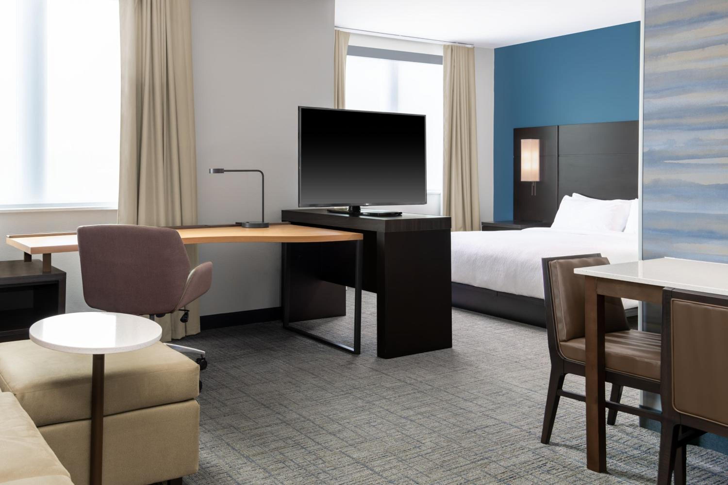 King Studio with Sofa Bed and Adapted Tub - Mobility Accessible - Photo 4