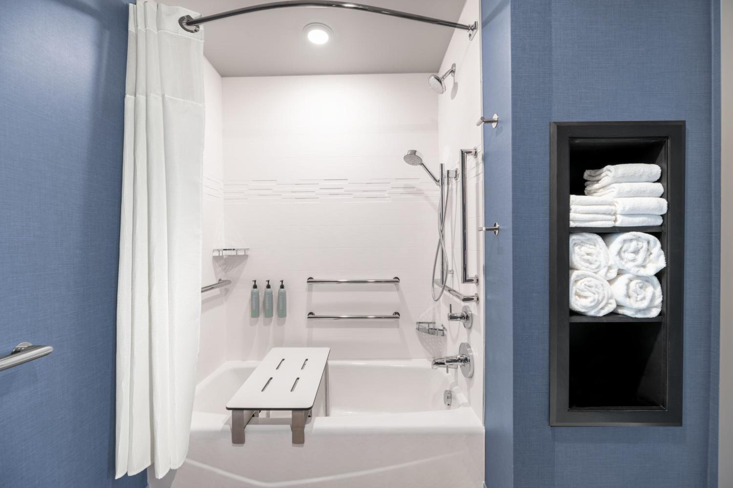 King Studio with Sofa Bed and Adapted Tub - Mobility Accessible - Photo 5