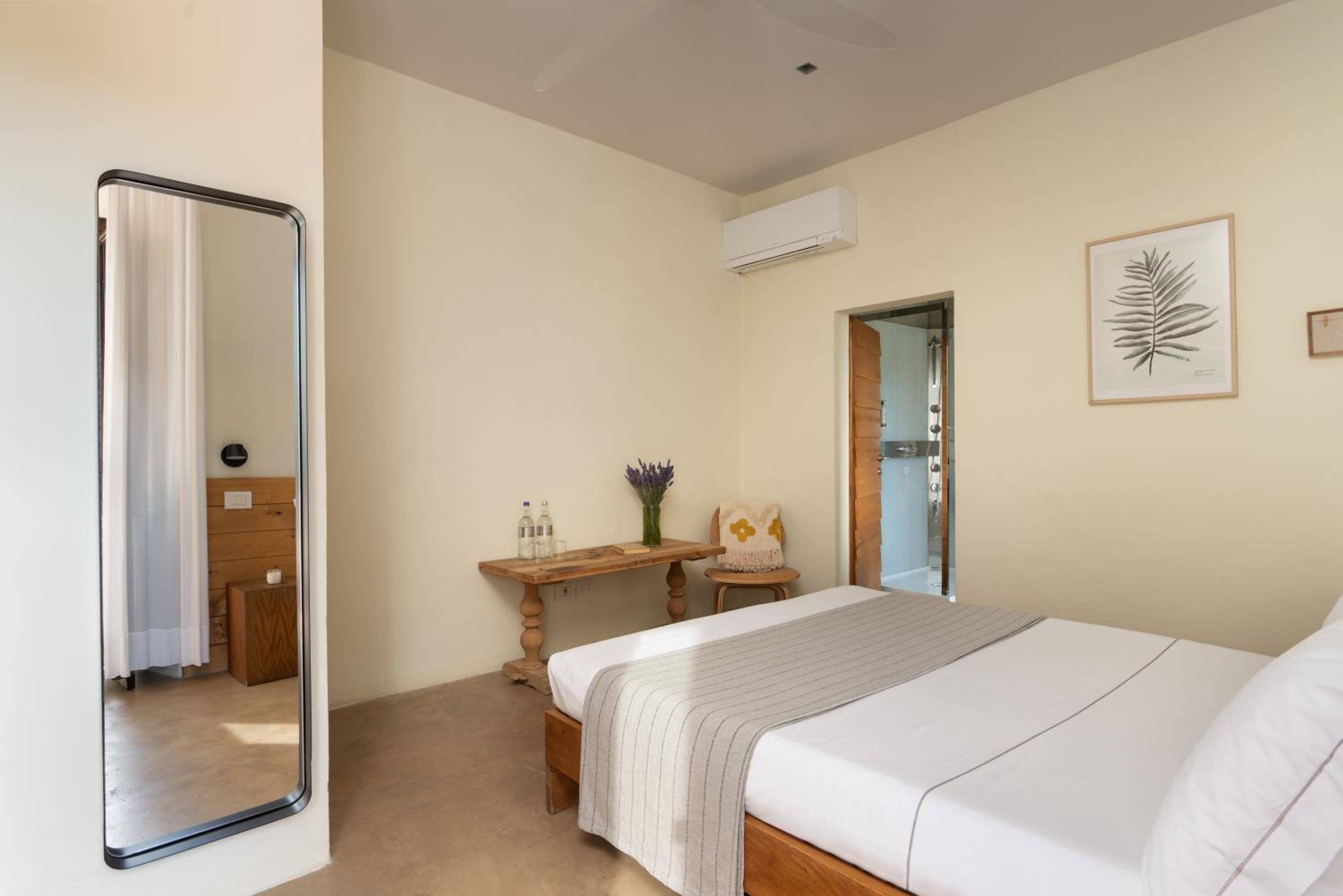 King Room with Balcony - Photo 4