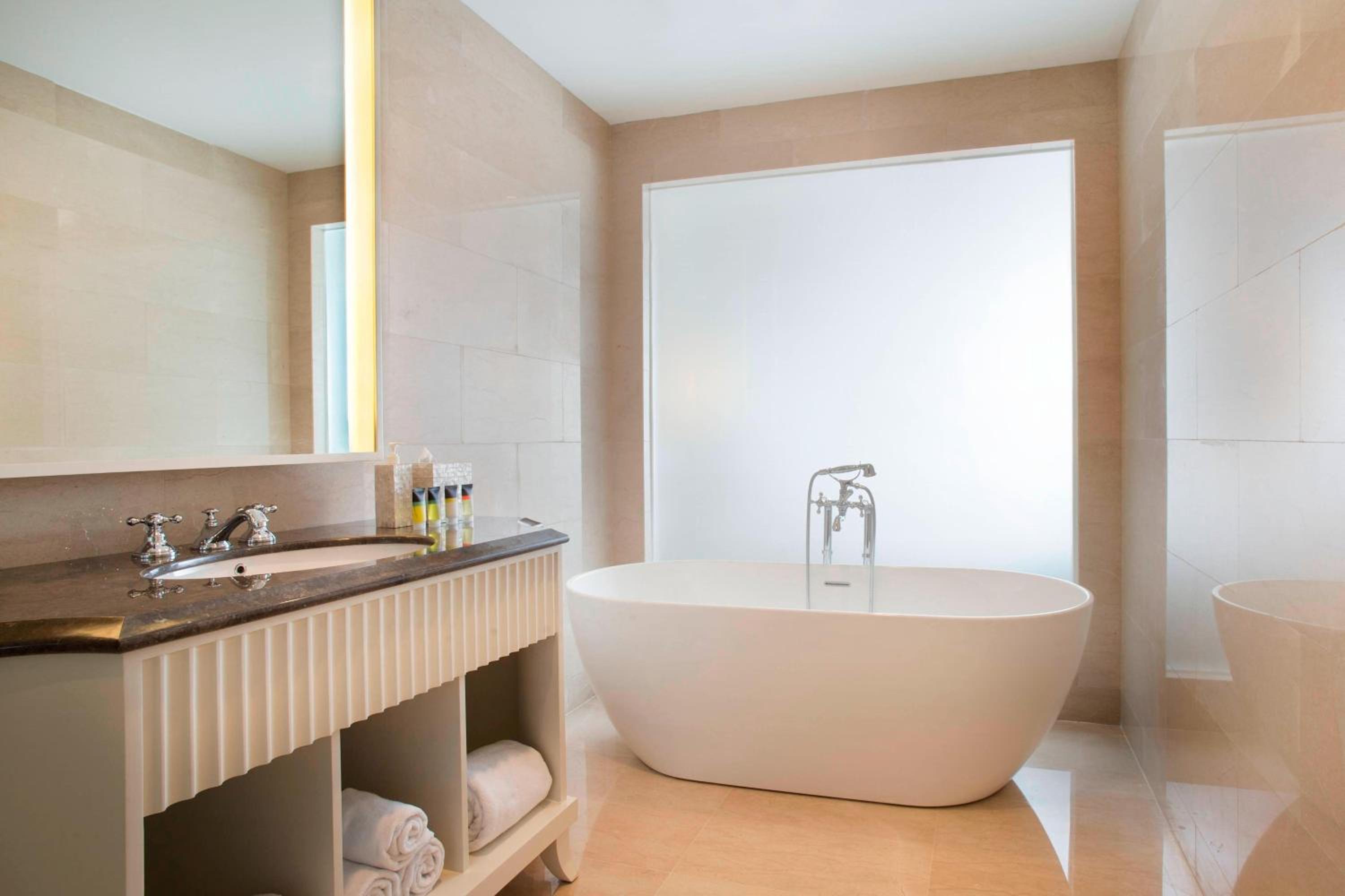 Premium King Room with Sofa Bed photo 3