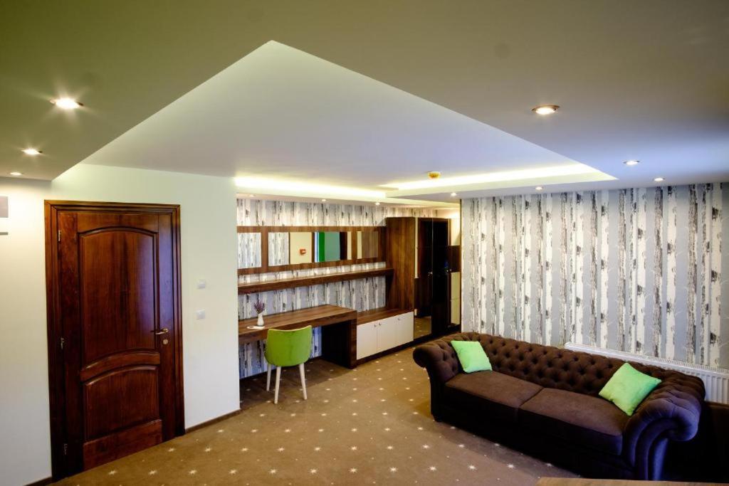 One-Bedroom Deluxe Apartment - Photo 2