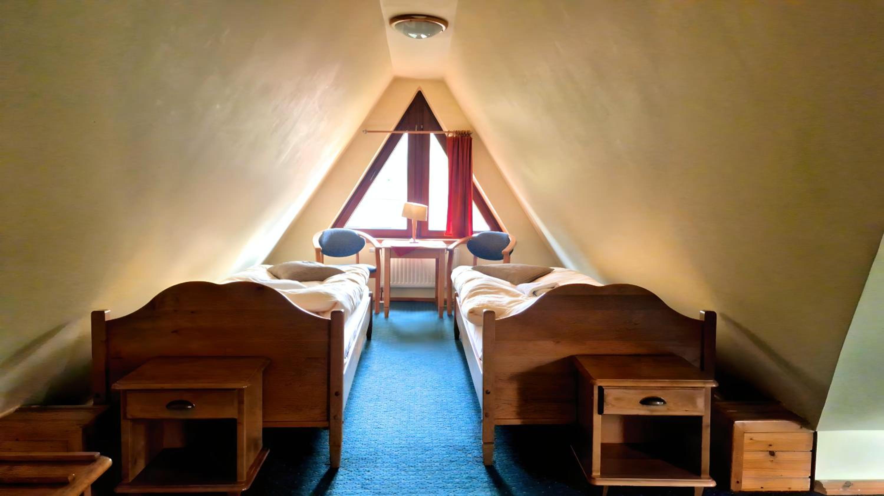 Large Twin Room - Photo 3