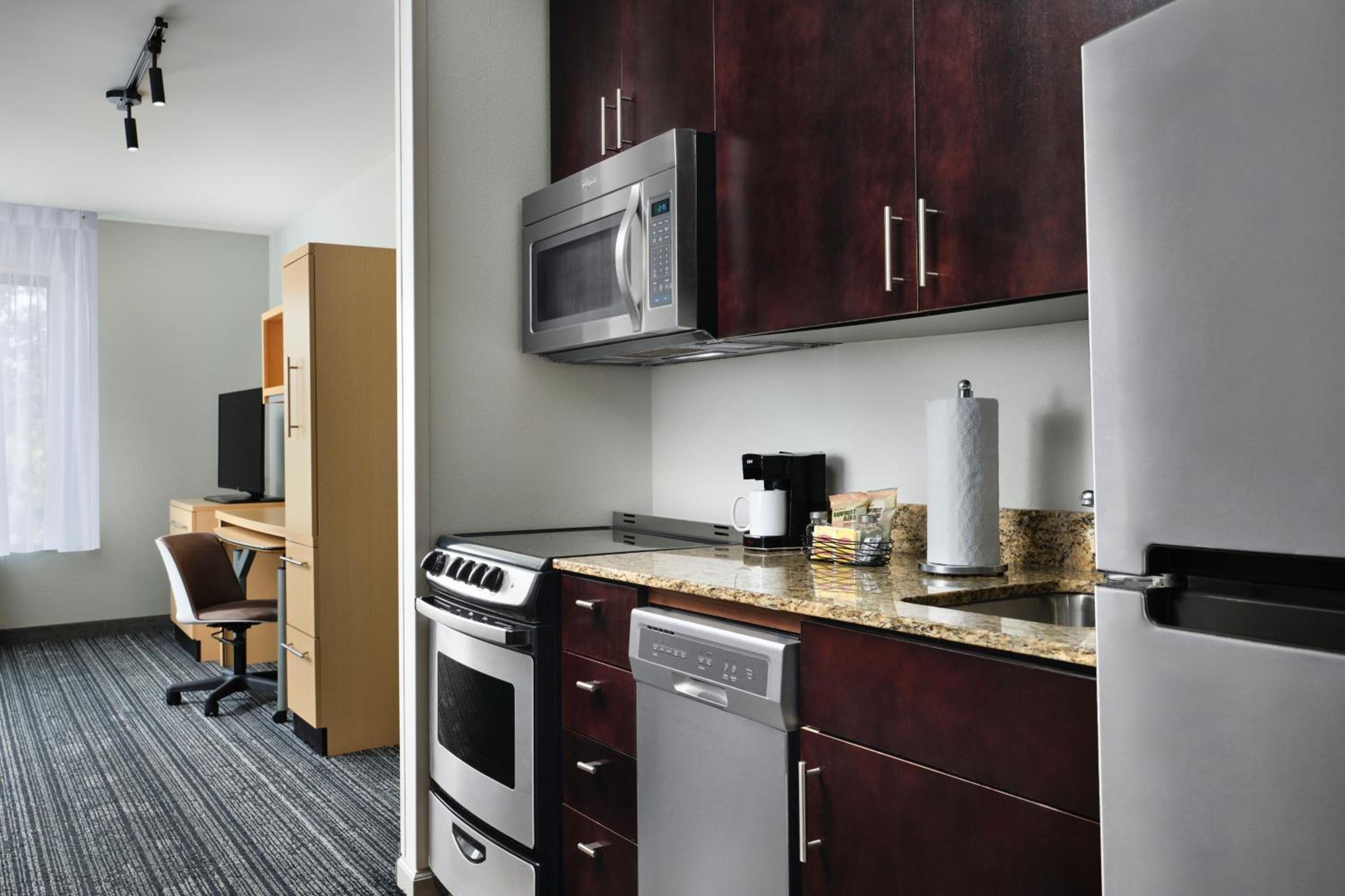 One-Bedroom King Suite with Sofa Bed and Adapted Tub - Mobility Accessible