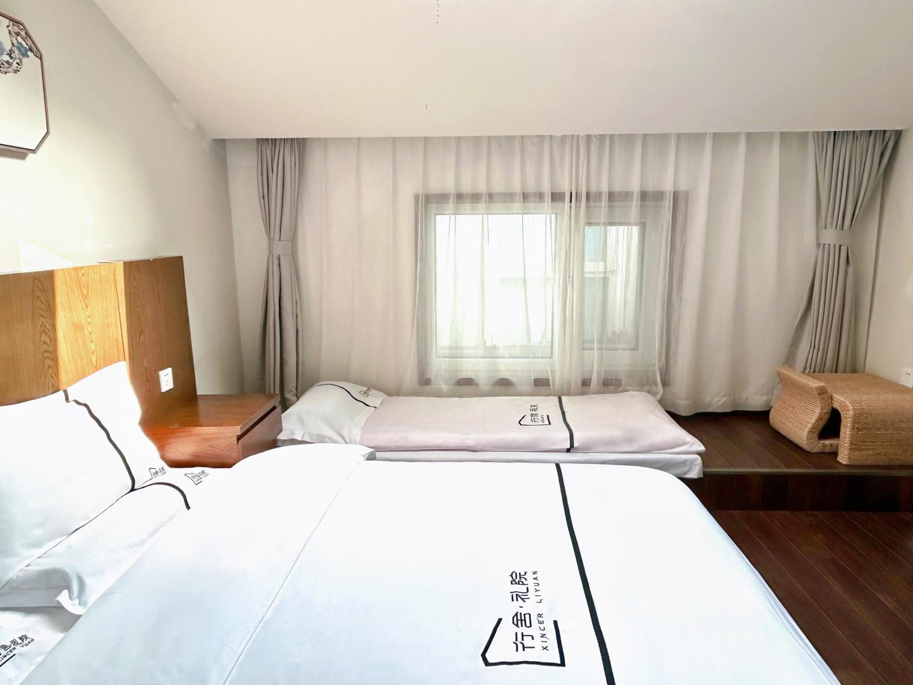Skylight Double Room - Photo 5