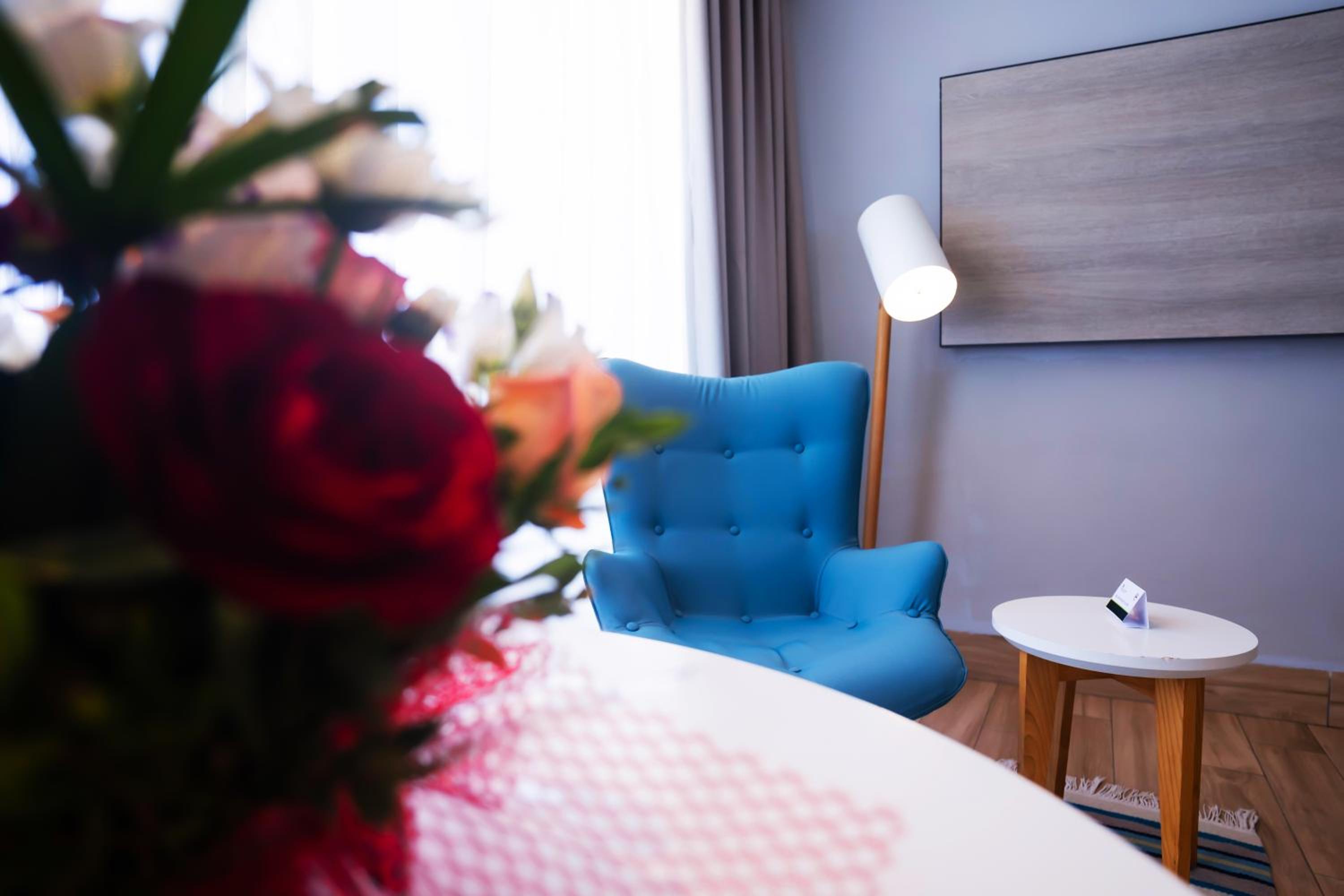 Guest room, 1 King, City view, Balcony thumbnail 5