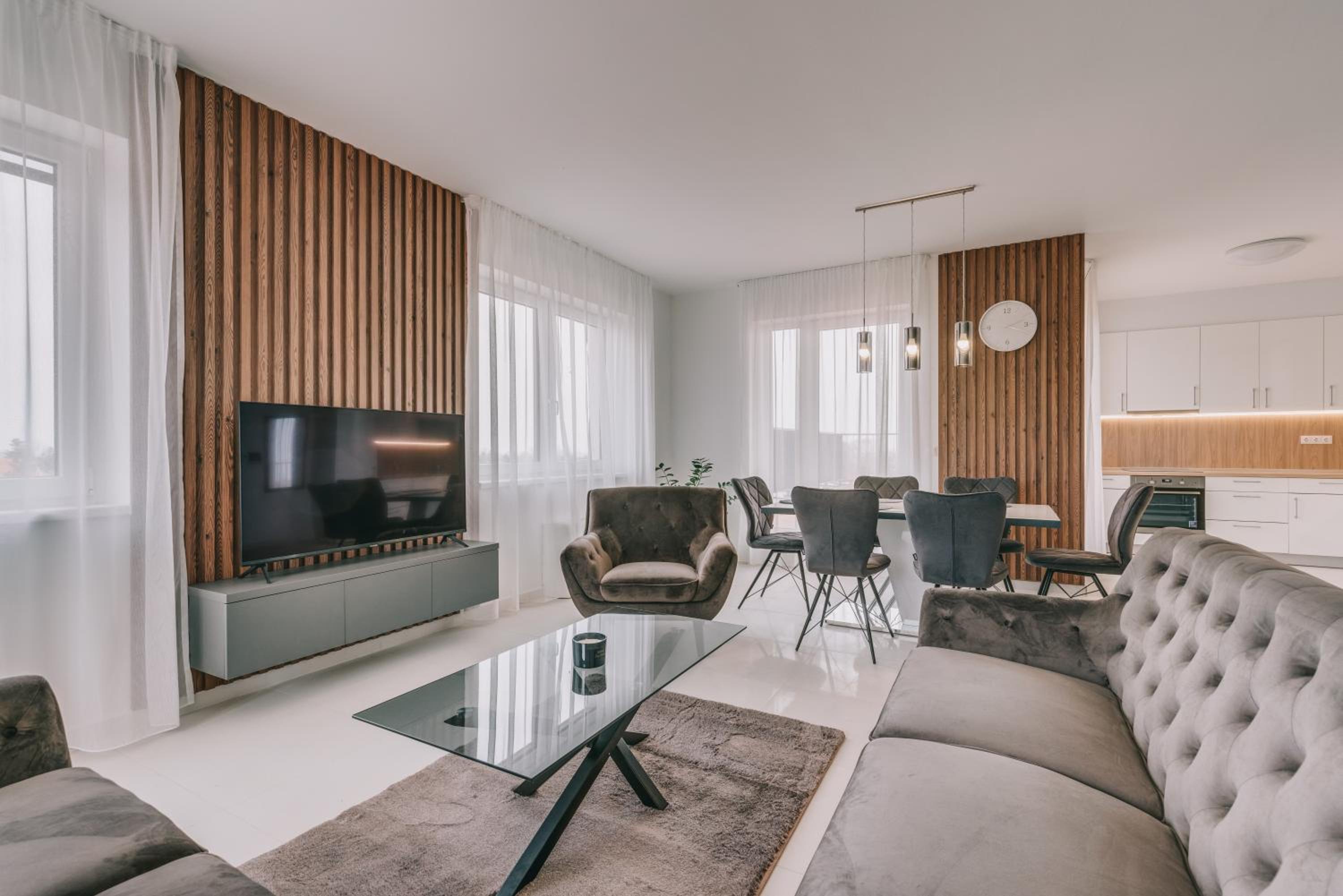 Four-Bedroom Apartment with Lake View