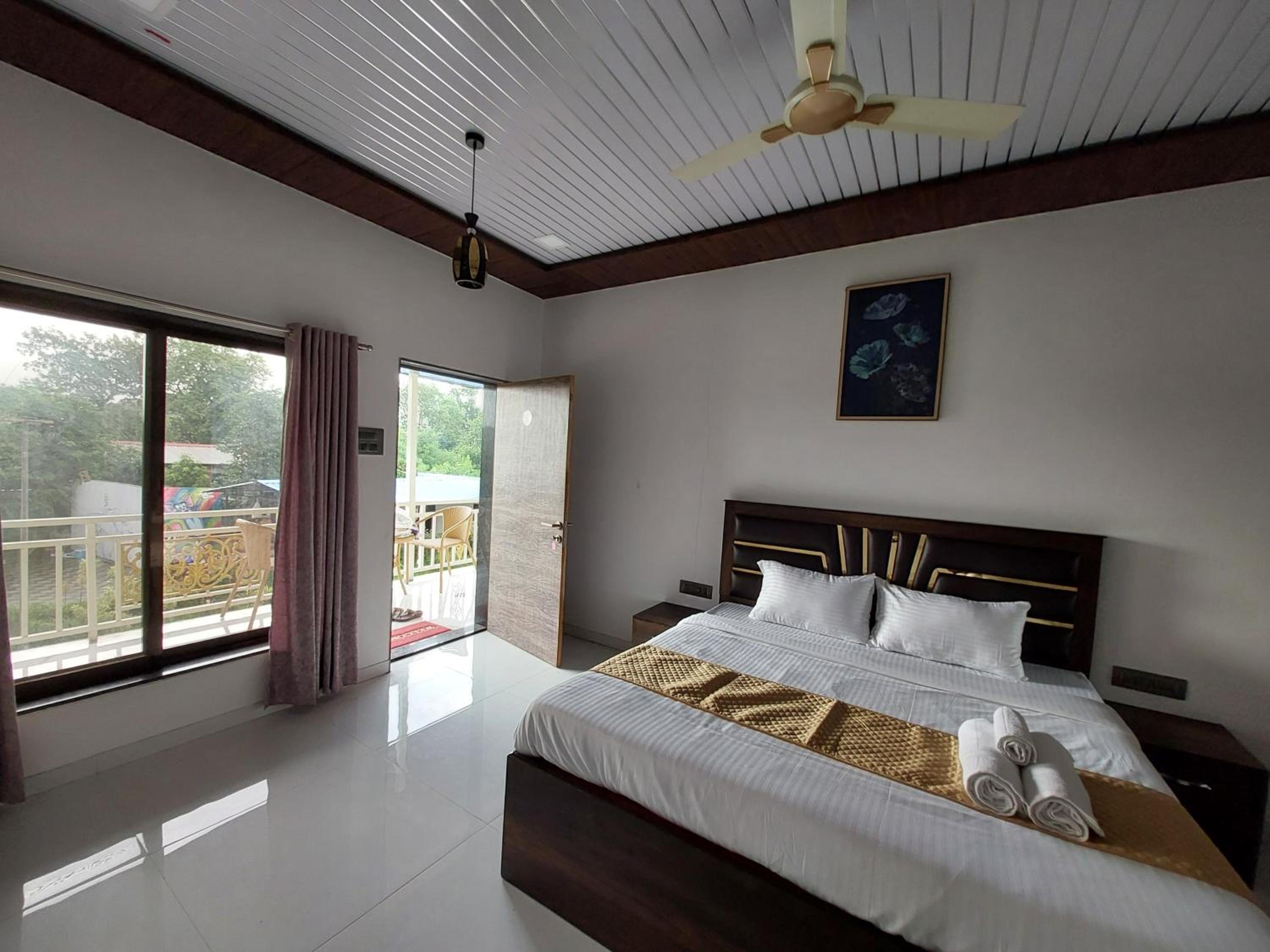 Deluxe Room (2 Adults + 1 Child)