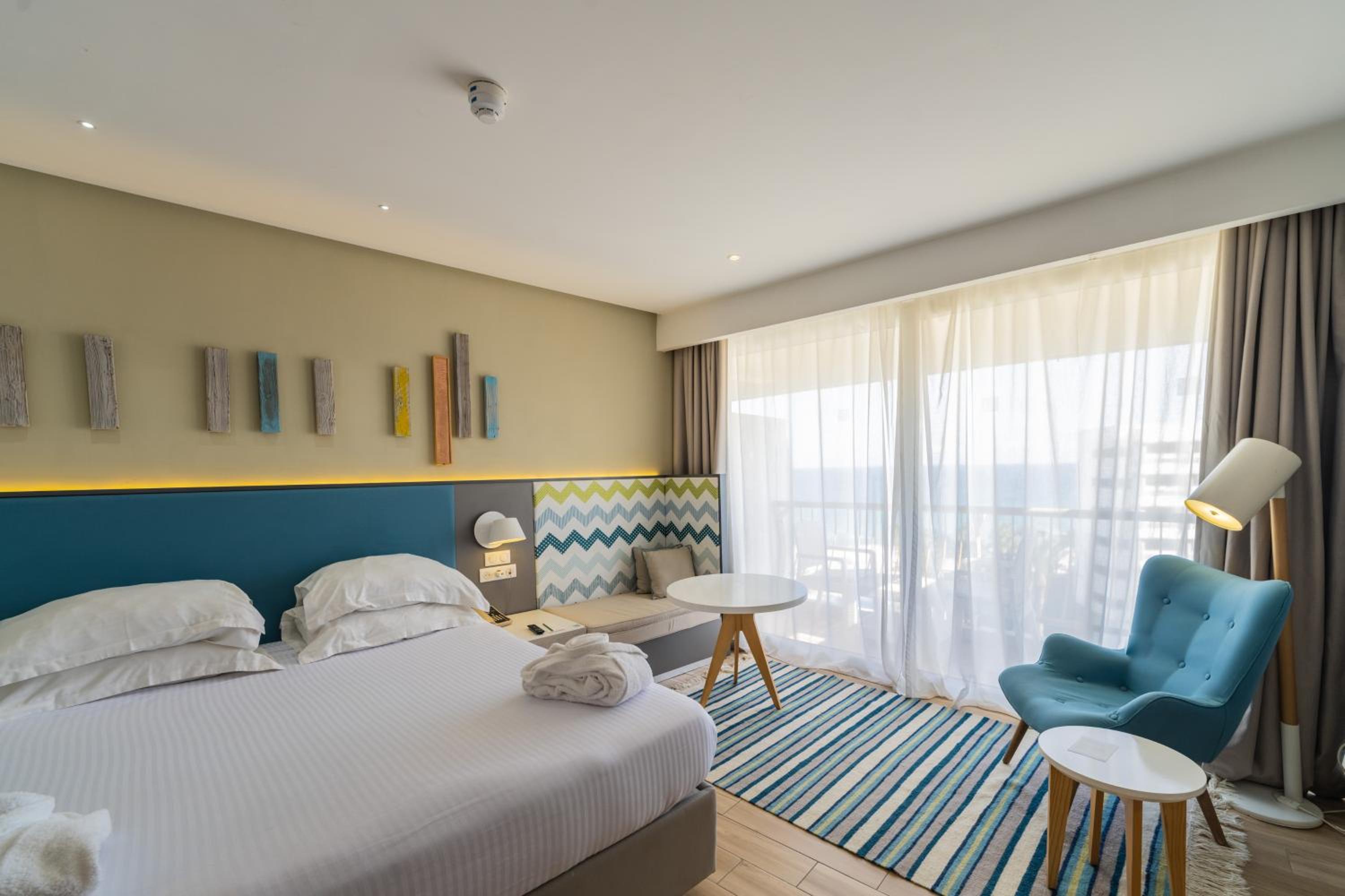 Guest room, 1 King, Partial sea view, Balcony