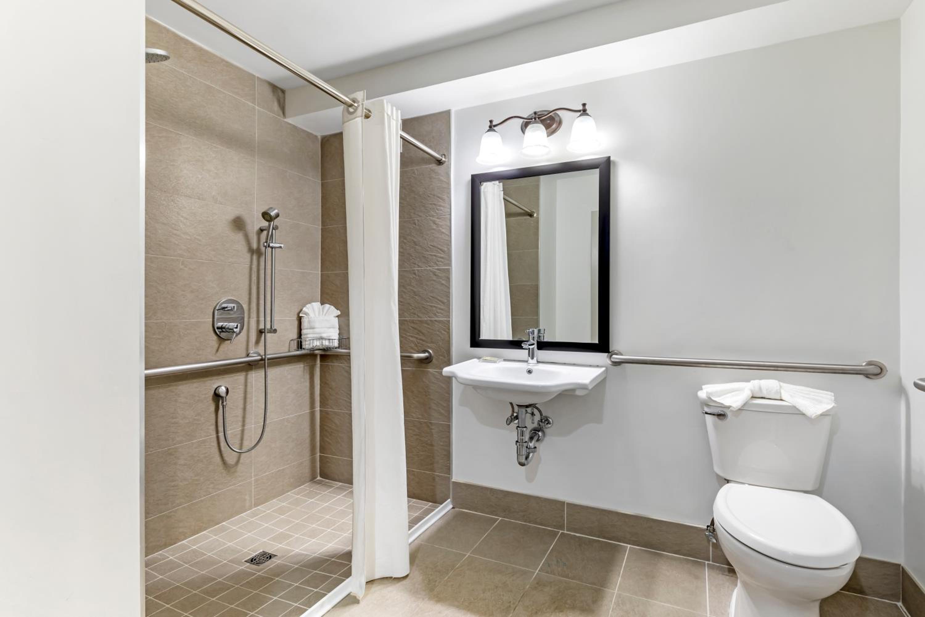 One-Bedroom Suite with Two Queen Beds - Disability Access/Non-Smoking  - Photo 3