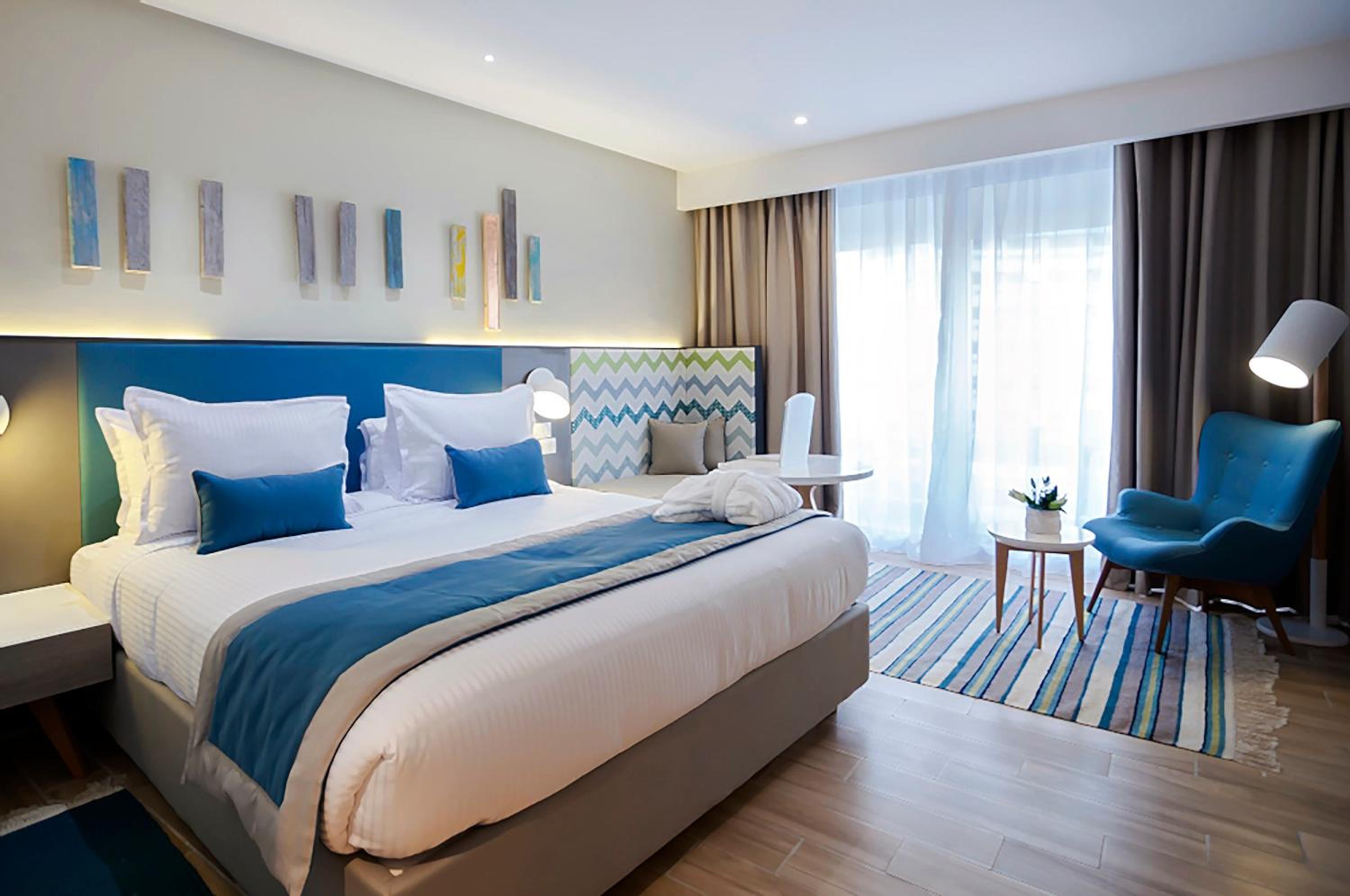 Guest room, 1 King, City view, Balcony