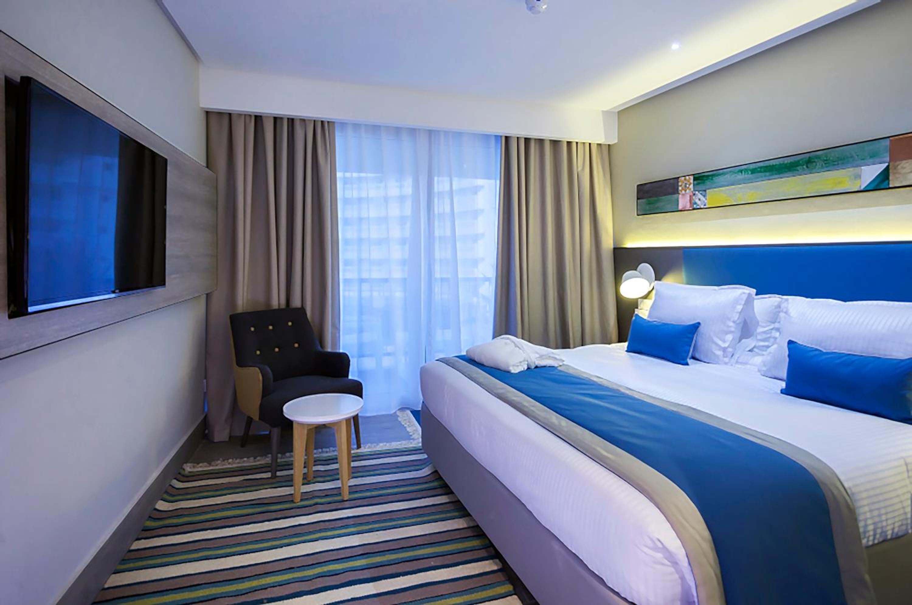 Guest room, 1 King, City view, Balcony