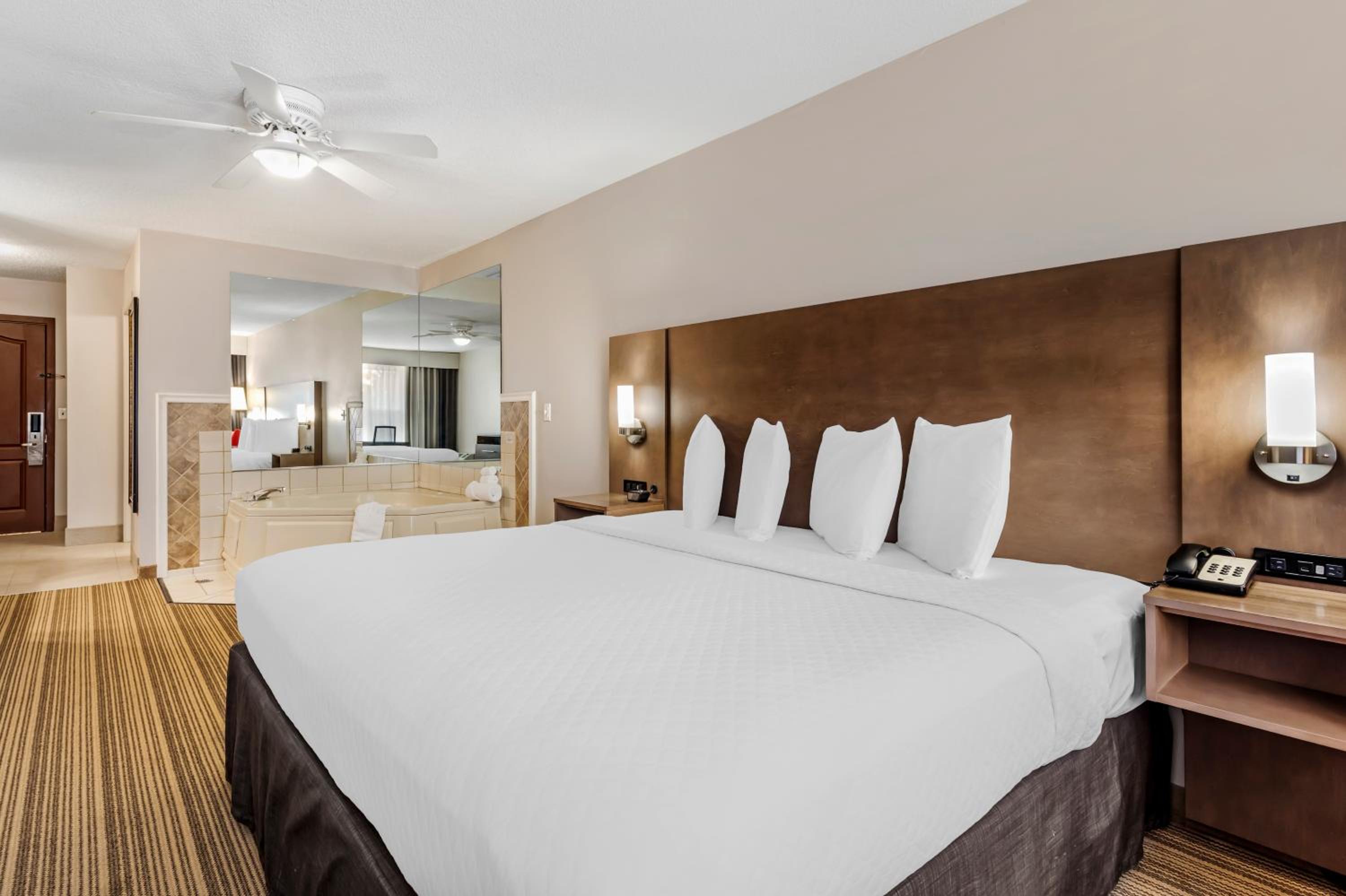 Whirlpool King Suite - Non-Smoking - Photo 1