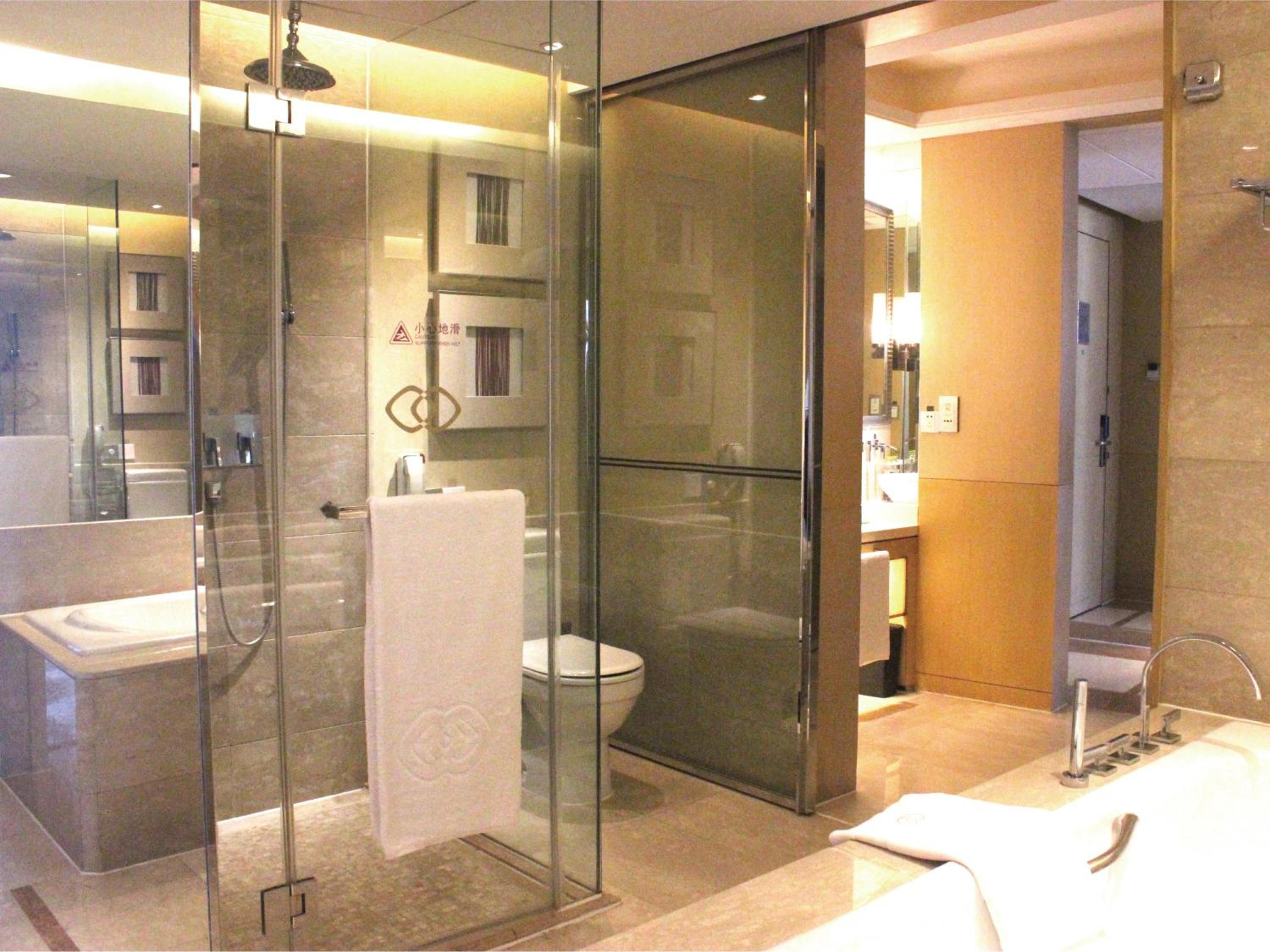 Luxury King Room with Lake View - Photo 2