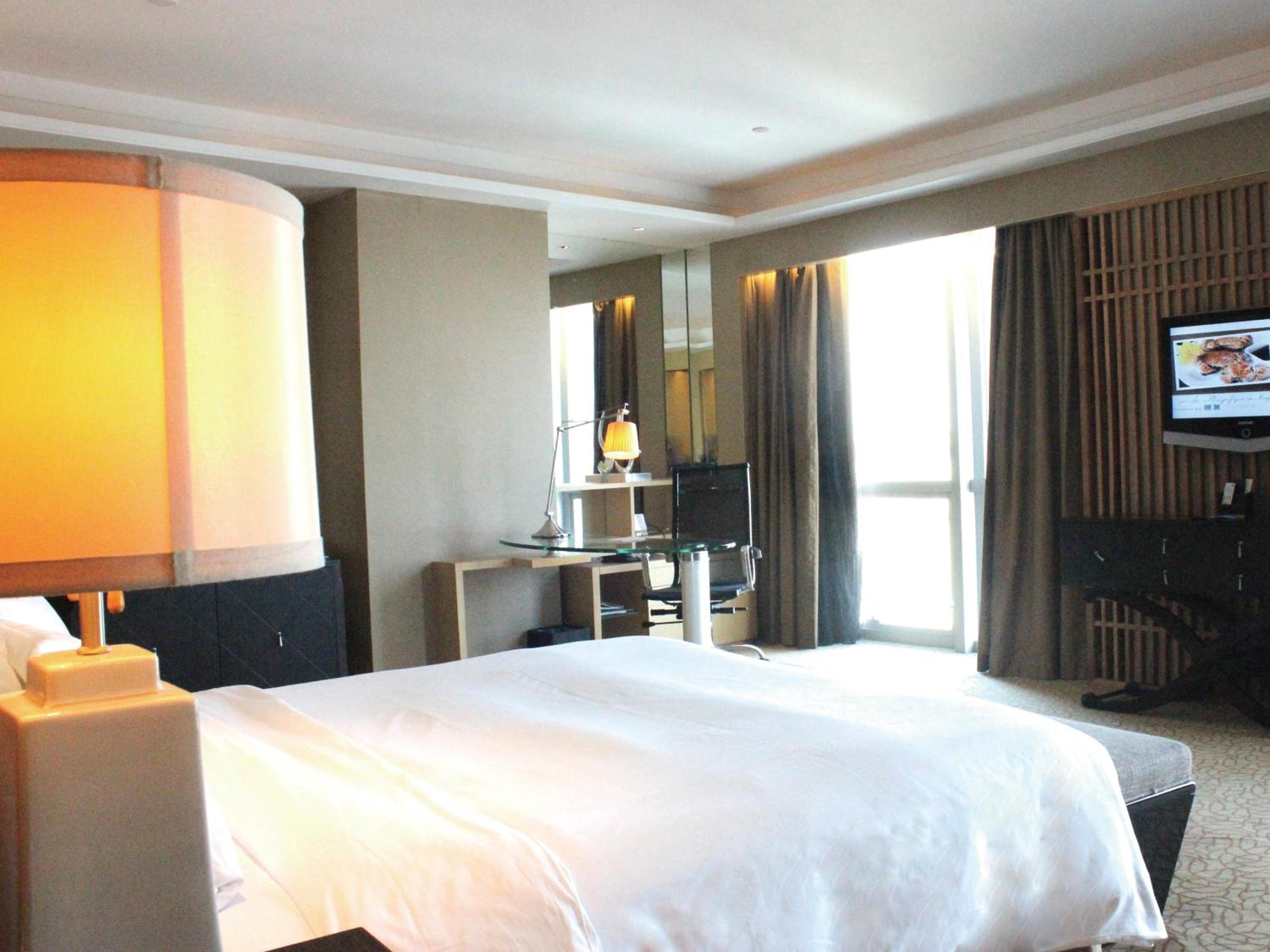 Superior King Room with City View - Photo 3
