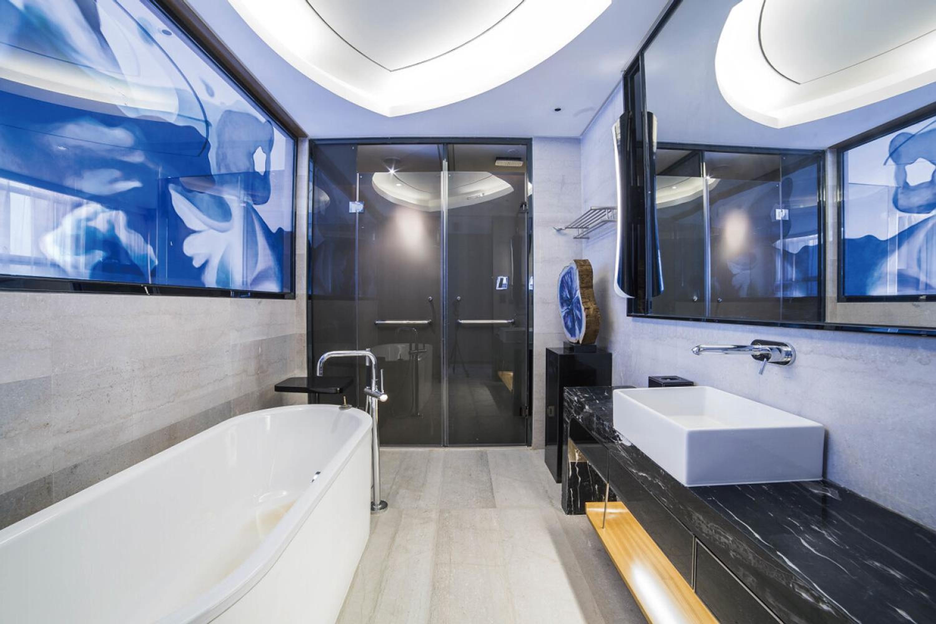 Superior Twin Room with City View - Photo 5