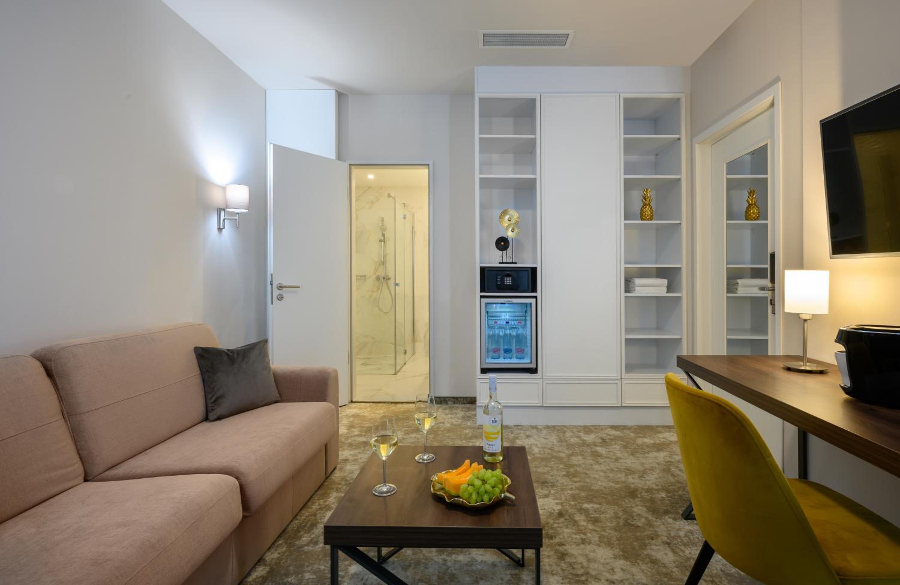 One-Bedroom Suite thumbnail 6