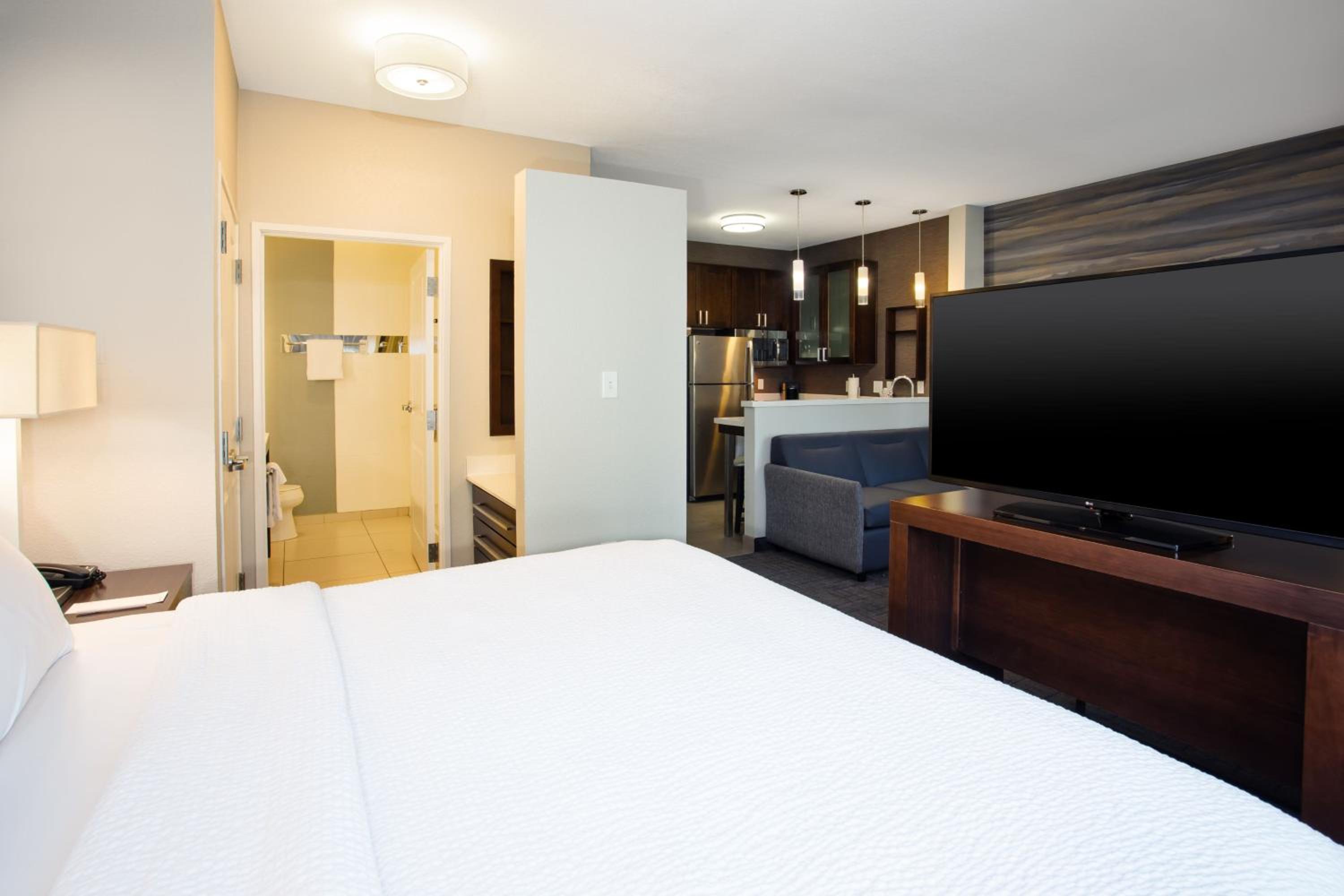 One-Bedroom Suite with Sofa Bed photo 3