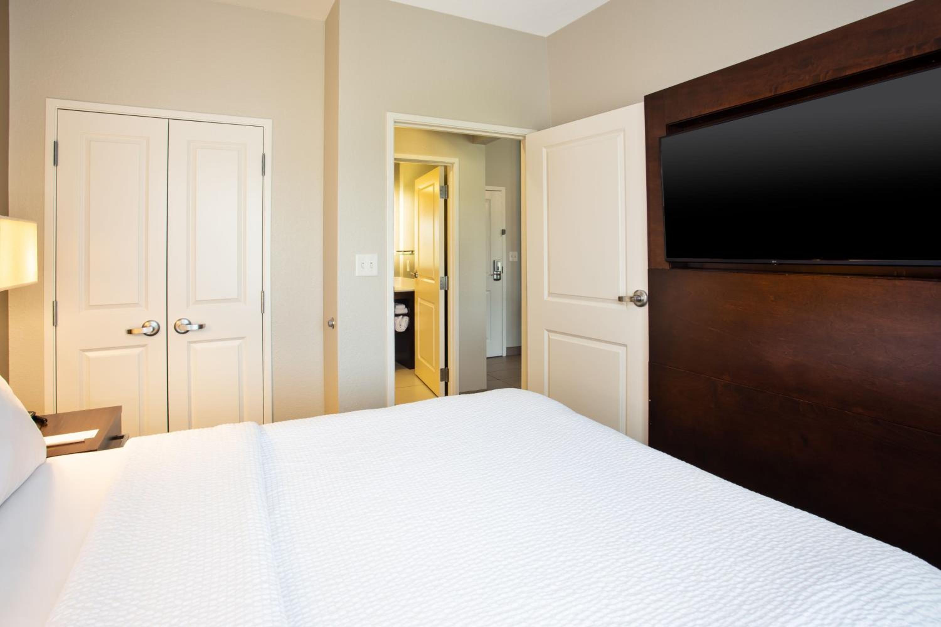 Two-Bedroom Suite - Photo 4