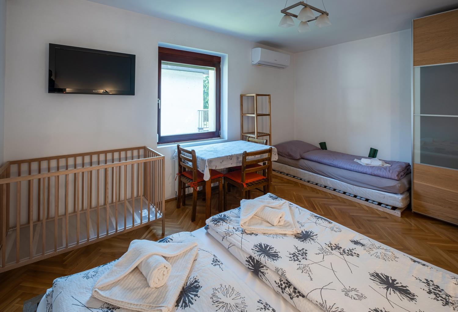 One-Bedroom Apartment - Photo 3