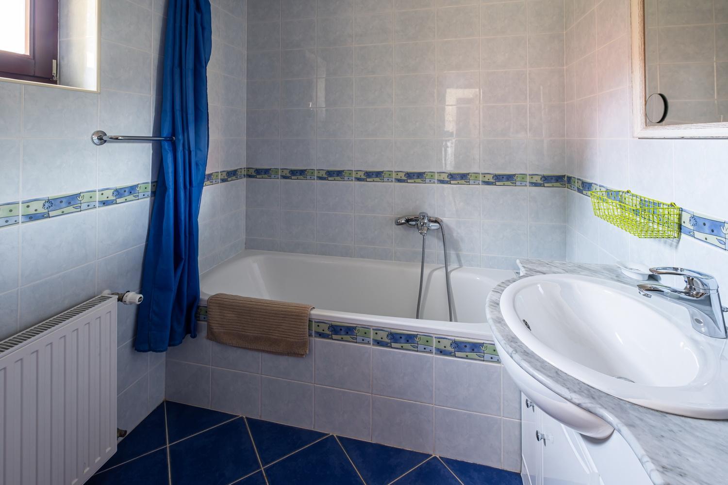 One-Bedroom Apartment - Photo 2