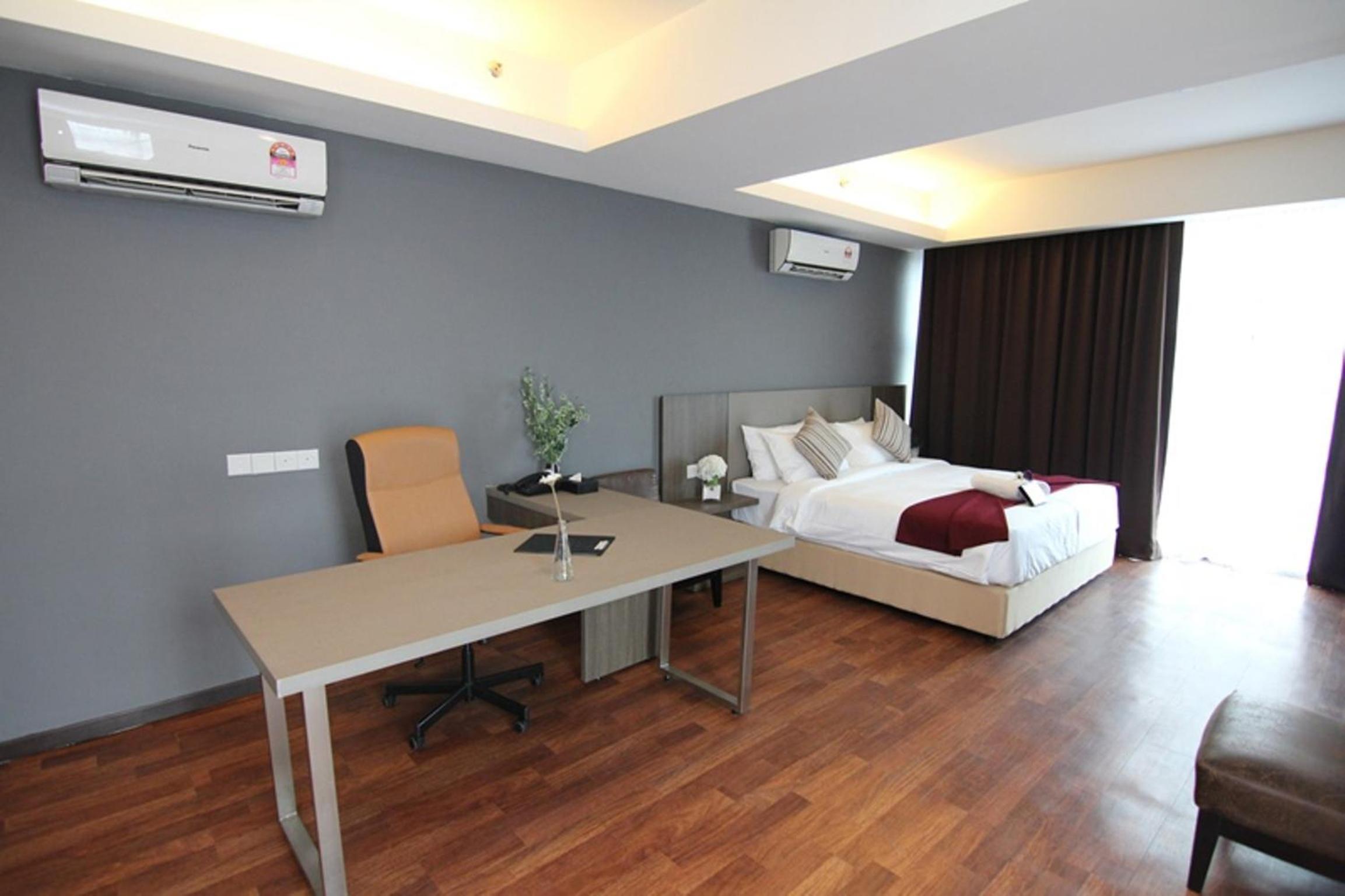Deluxe King Room - Photo 25