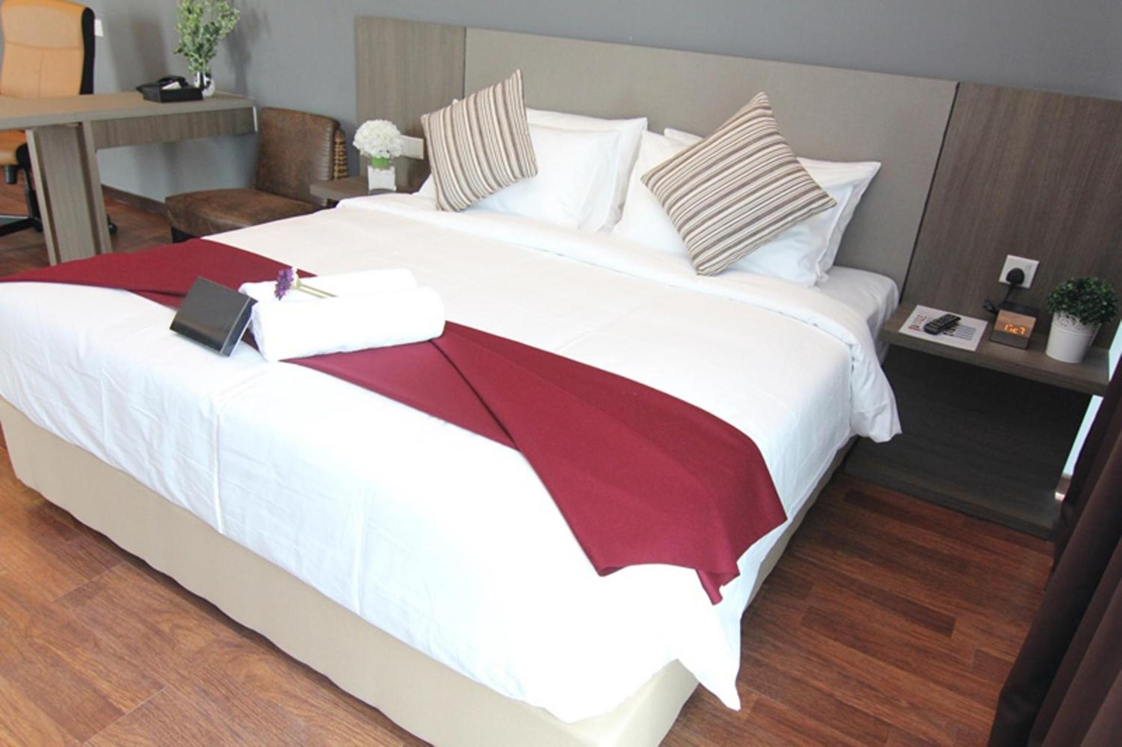 Deluxe King Room - Photo 23