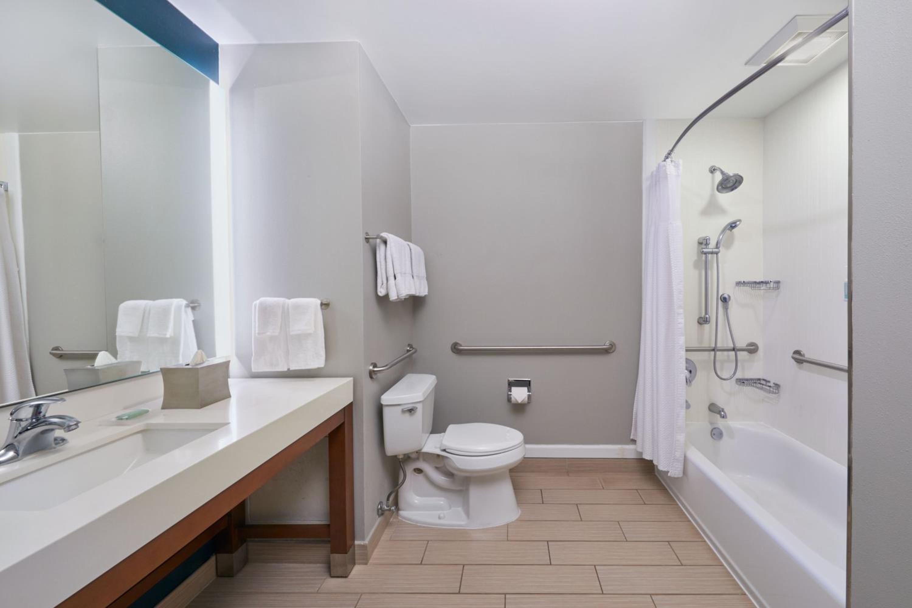1 King Accessible Guest Room (Hearing & Mobility Accessible w/Roll-In-Shower) photo 3