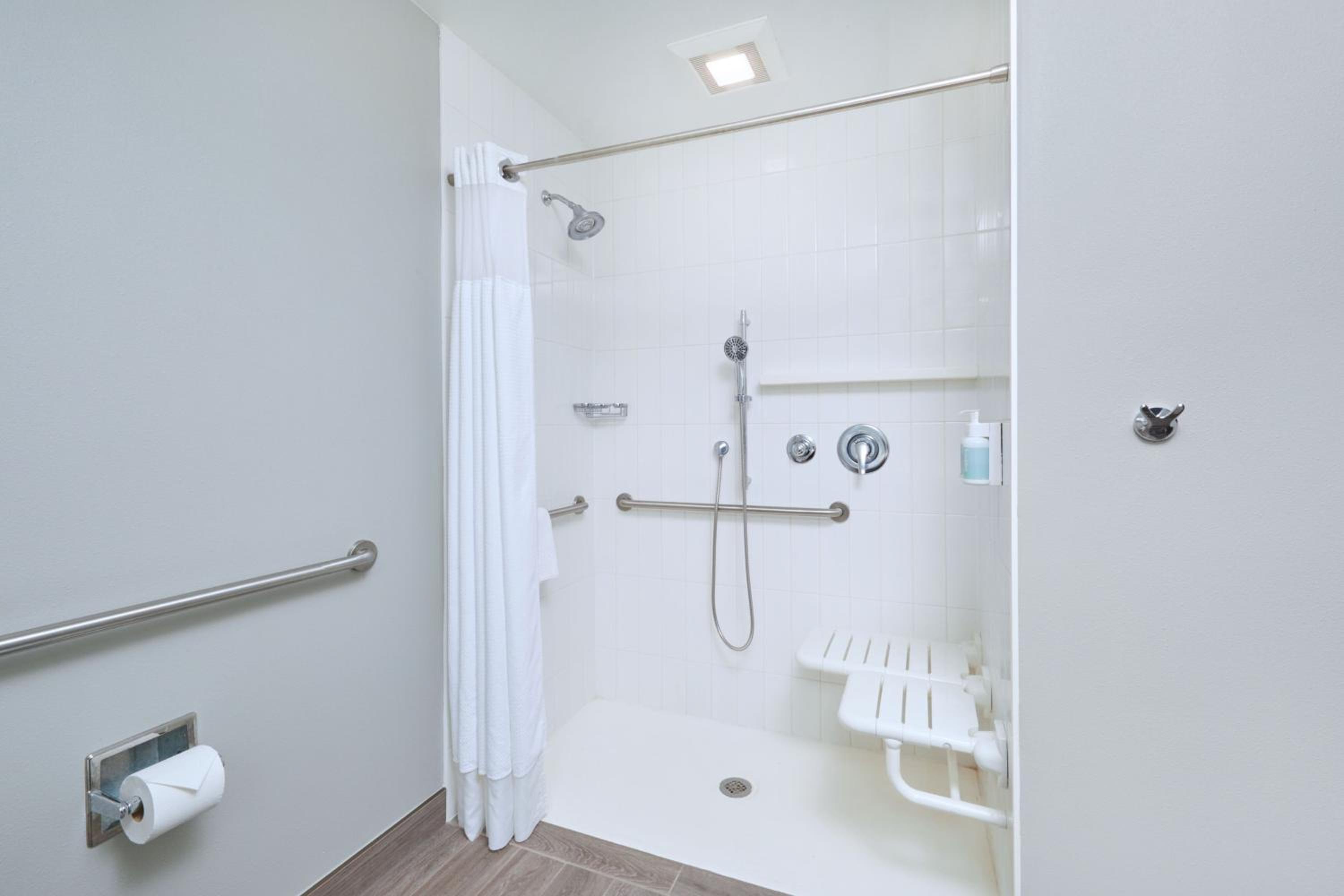 1 King Accessible Guest Room (Hearing & Mobility Accessible w/Roll-In-Shower) photo 2
