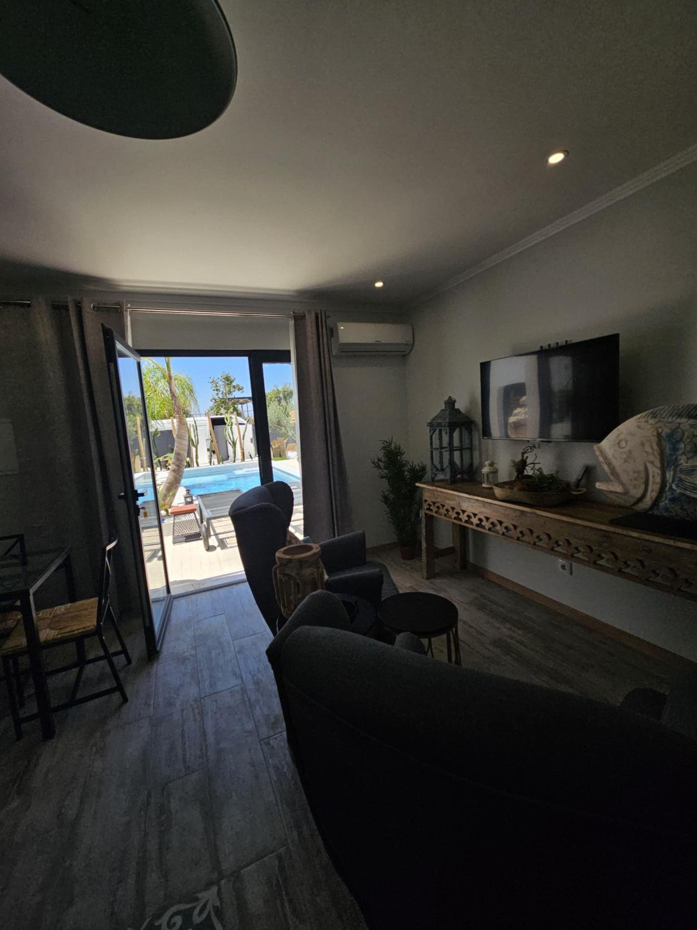 One-Bedroom Apartment with Pool View photo 3