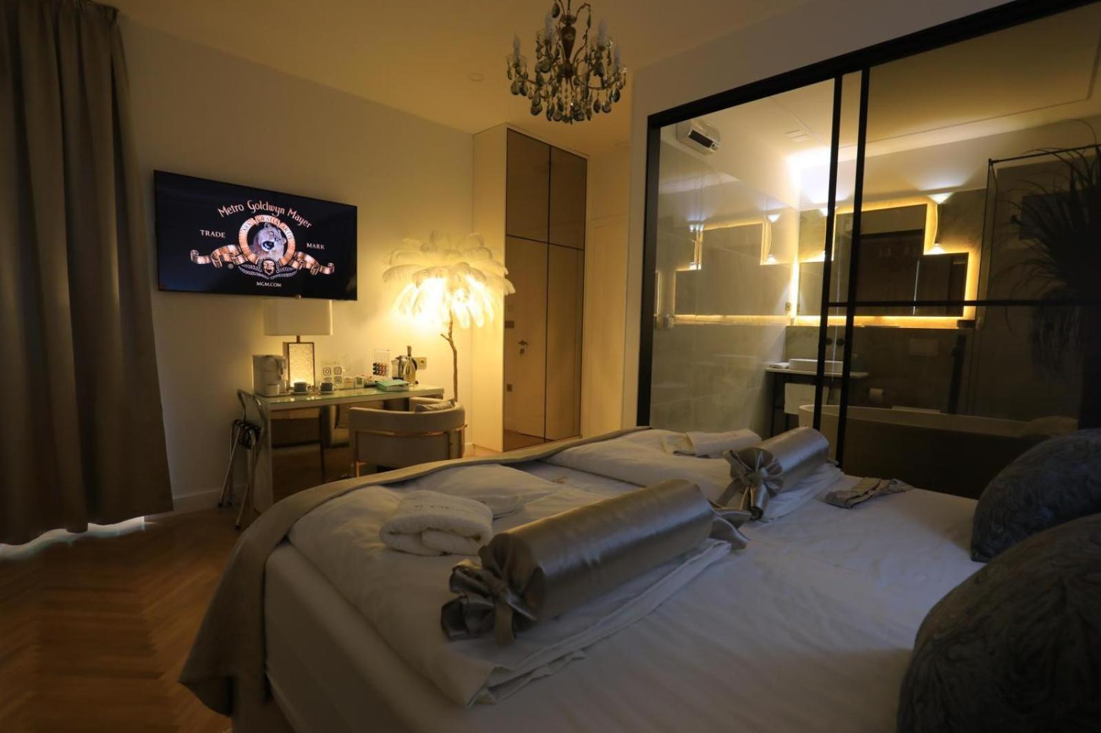 King Room with Balcony - Photo 1