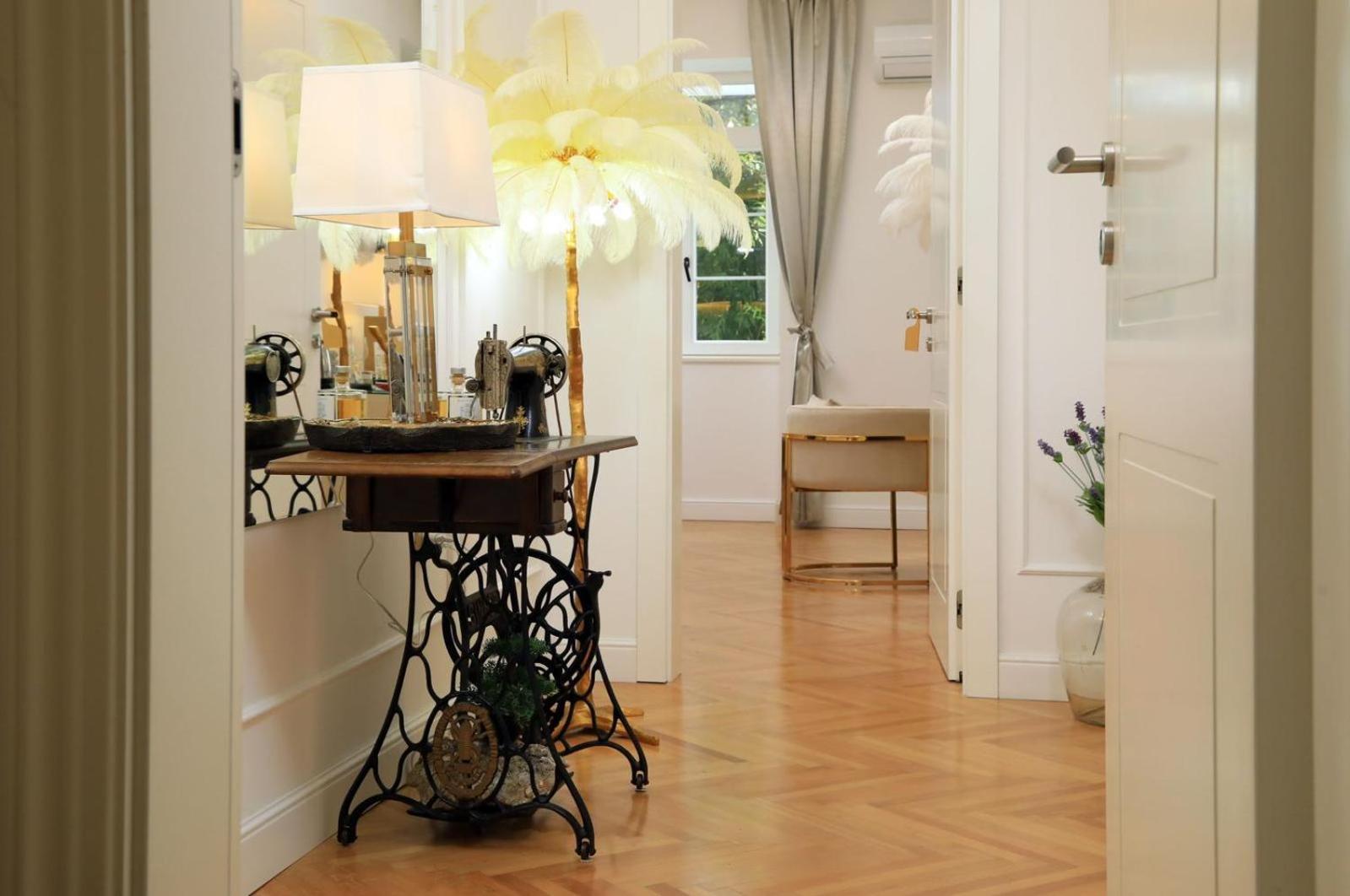 King Room with Balcony - Photo 10