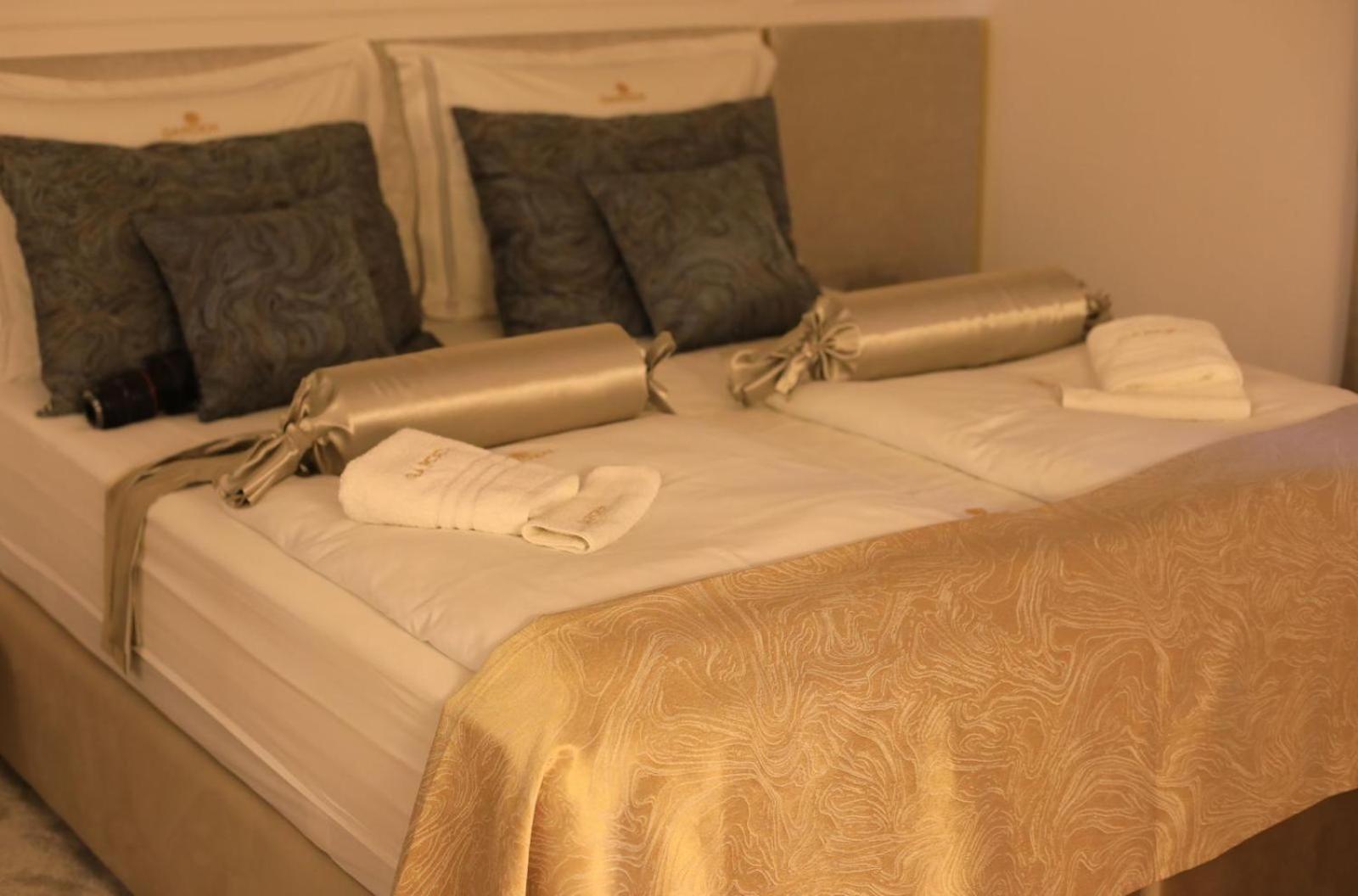King Room with Balcony - Photo 11