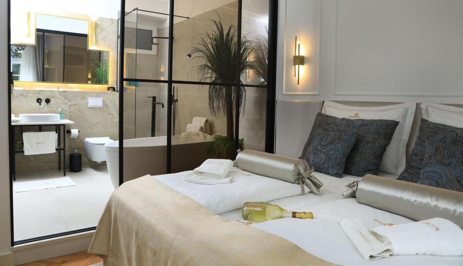 King Room with Balcony - Photo 14