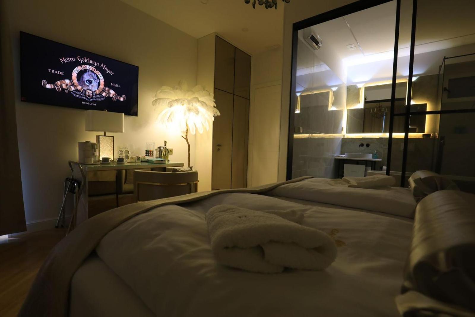 King Room with Balcony - Photo 25