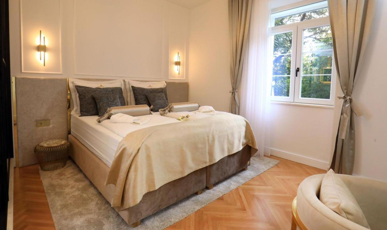 King Room with Balcony - Photo 26