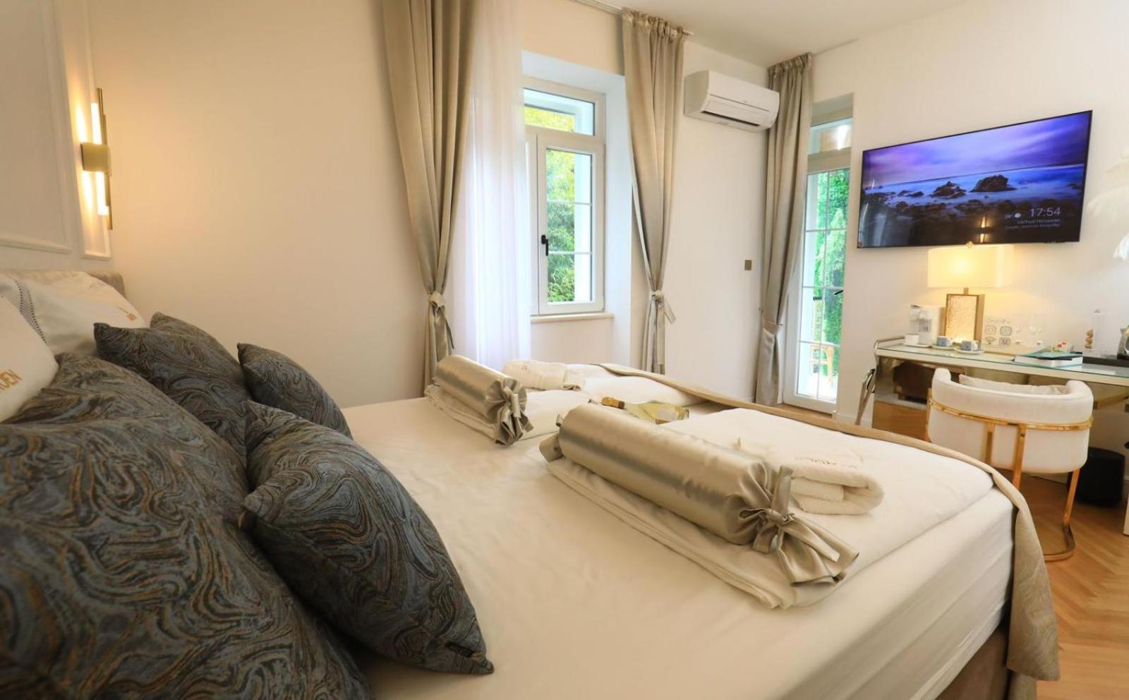 King Room with Balcony - Photo 27
