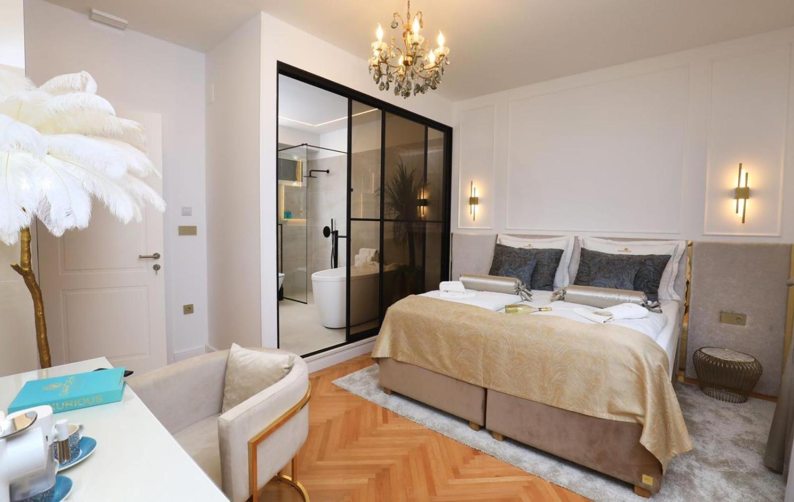King Room with Balcony - Photo 29