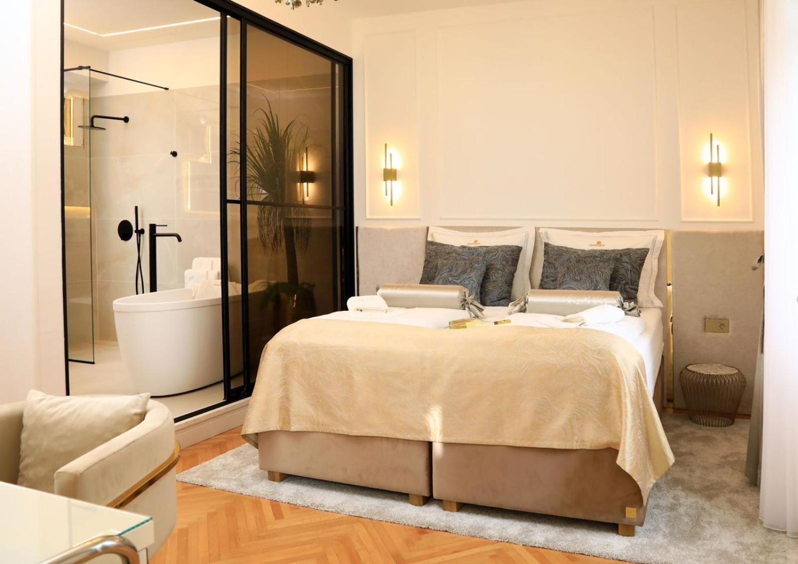 King Room with Balcony - Photo 34